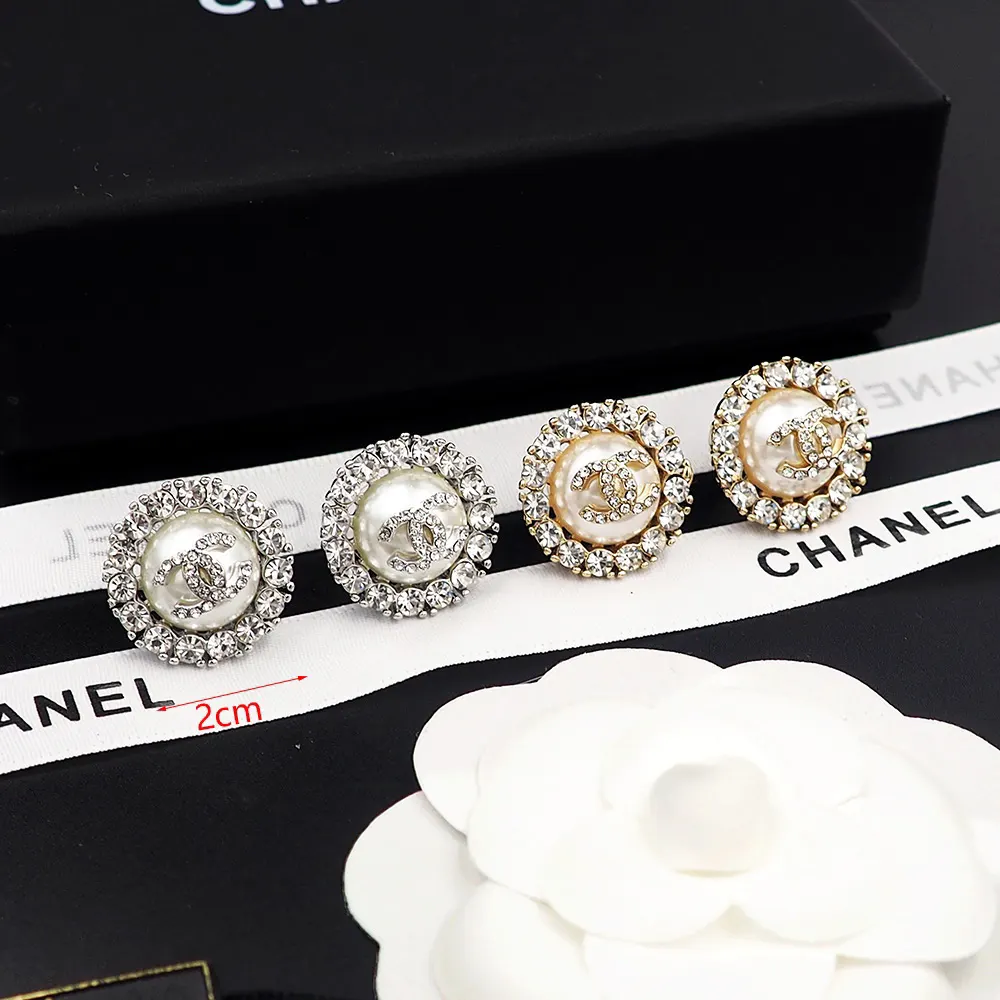 Chanel 珍珠 耳钉 小巧点缀 耳饰