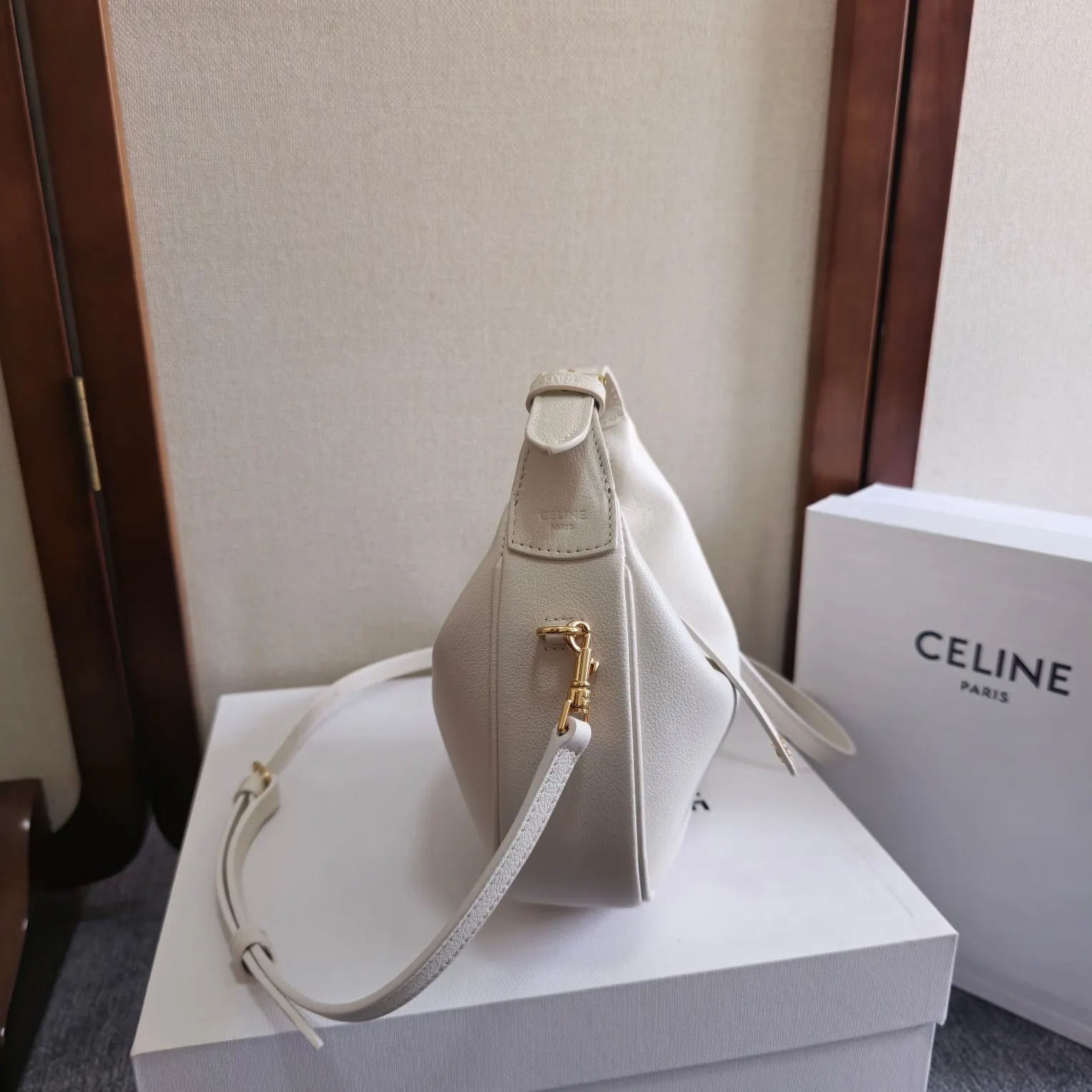 白色 小牛皮 可盐 可甜 可通勤 可约会 可斜挎 可單肩 都超好 斜背包 輕便斜挎款