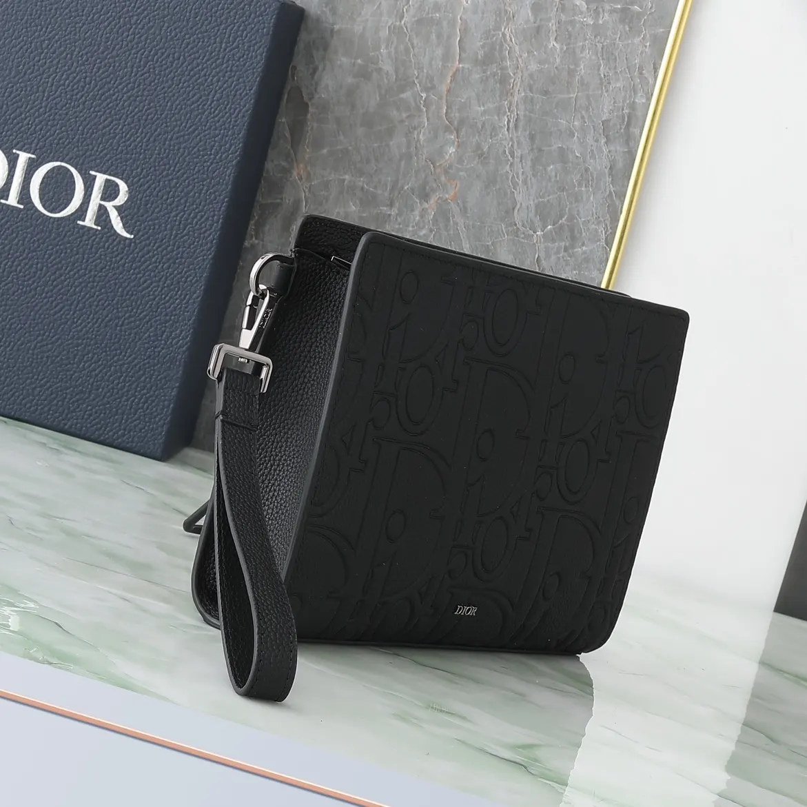 Dior 黑色 牛皮 宽敞的拉链隔层适合收纳手机 还设有六个卡槽 手拿包 精致手拿款