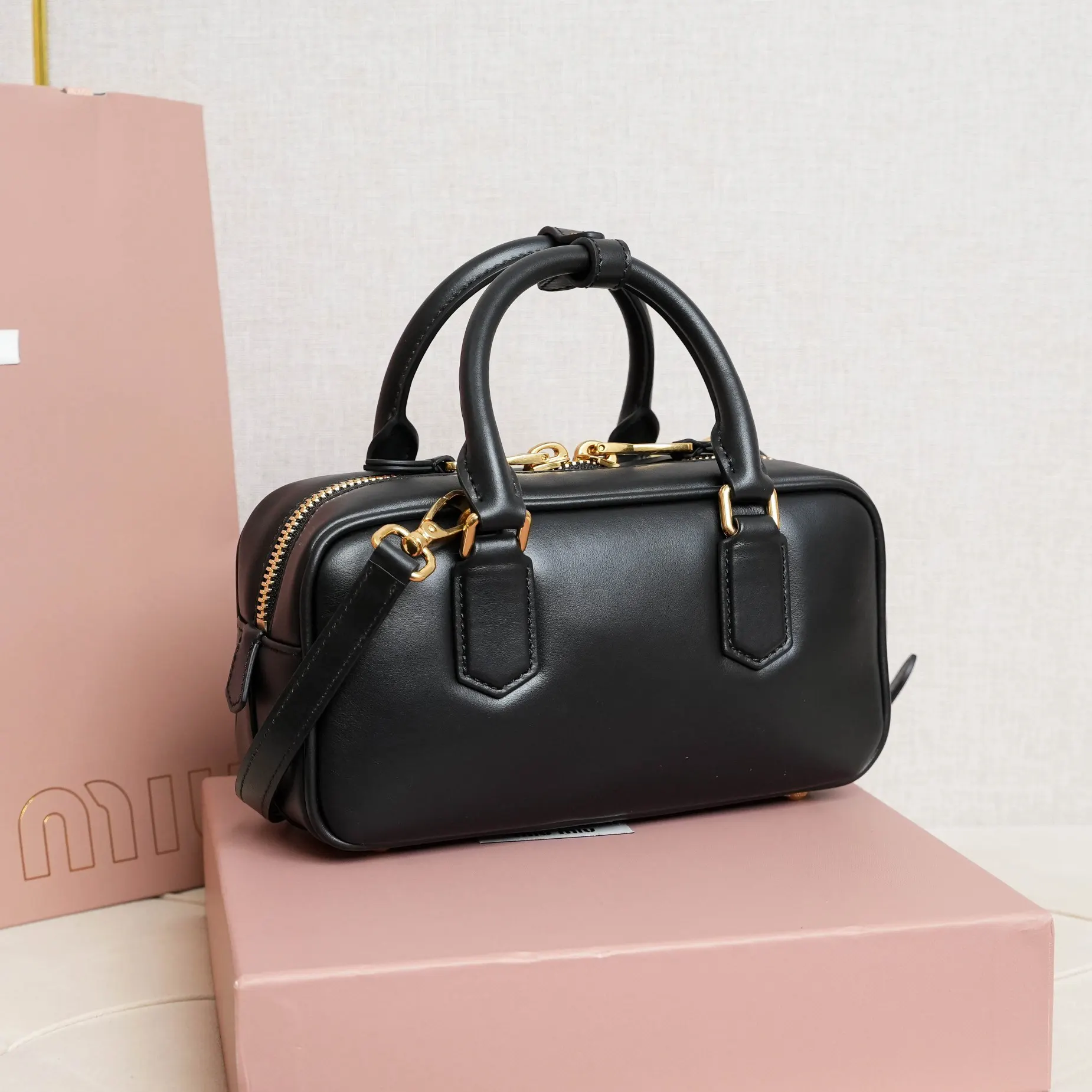 Miu 小牛皮 斜背包 輕便斜挎款