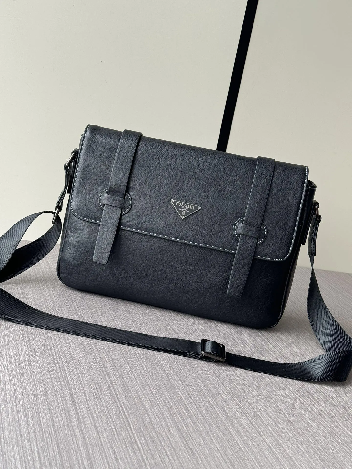 Prada 黑色 牛皮 Logo 斜挎包
