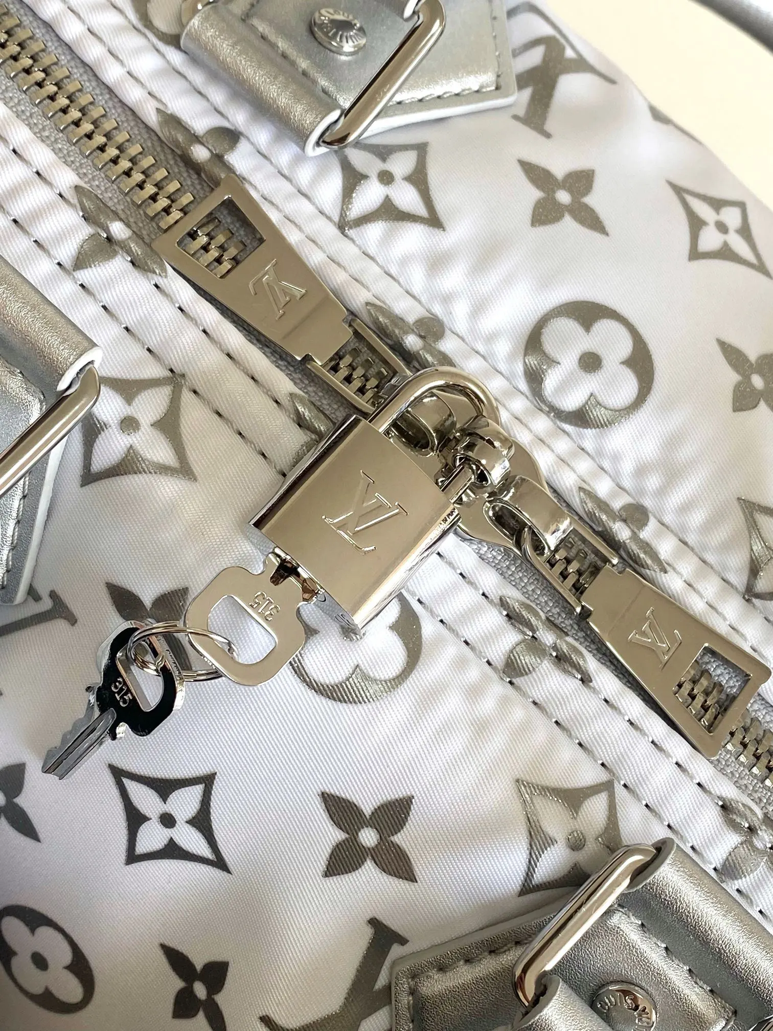 Louis Vuitton 银色 Monogram 单肩包