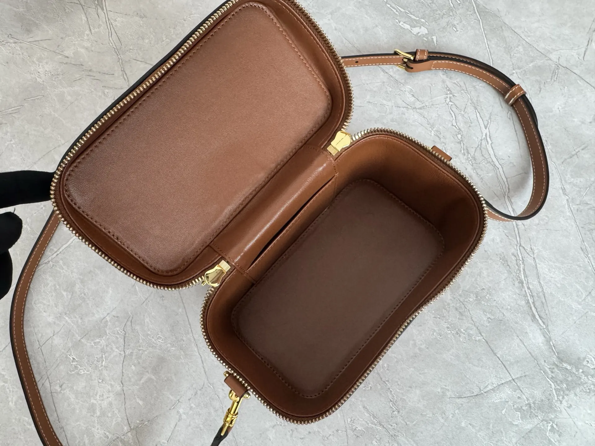 Crossbody Bag Lightweight Leather Image 10 Crossbody Bag Lightweight Leather Image 10