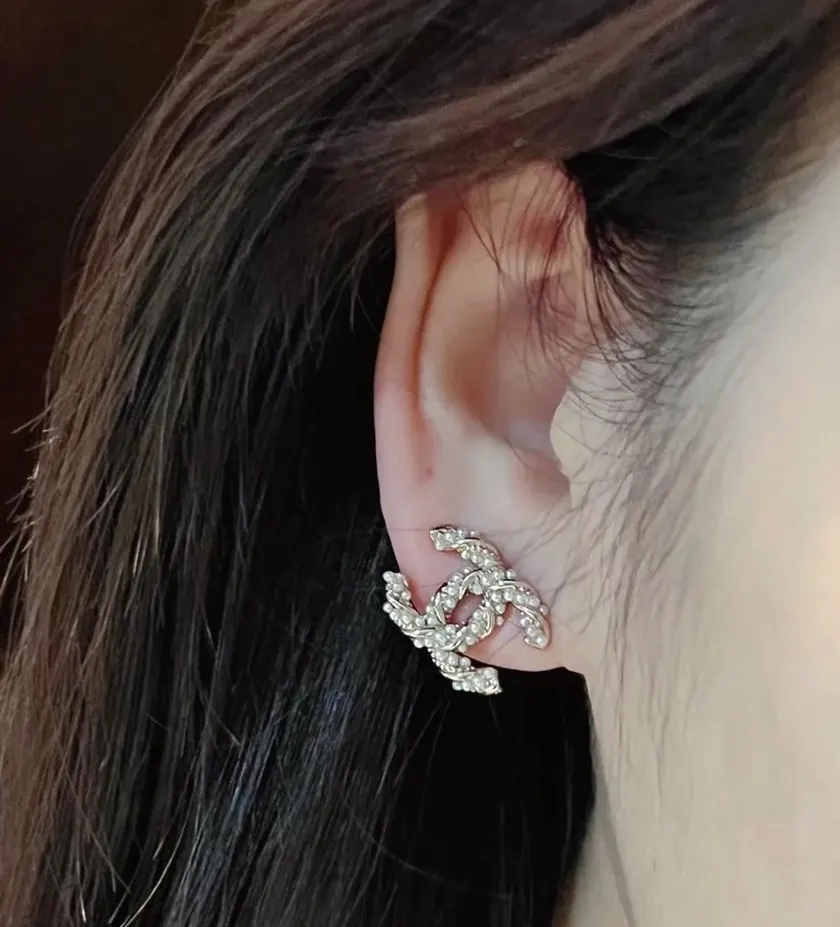 Chanel 双C 耳钉 小巧点缀 耳饰