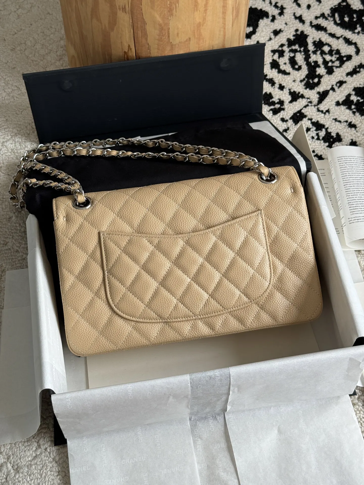 Chanel 米色荔枝纹牛皮翻盖链条包