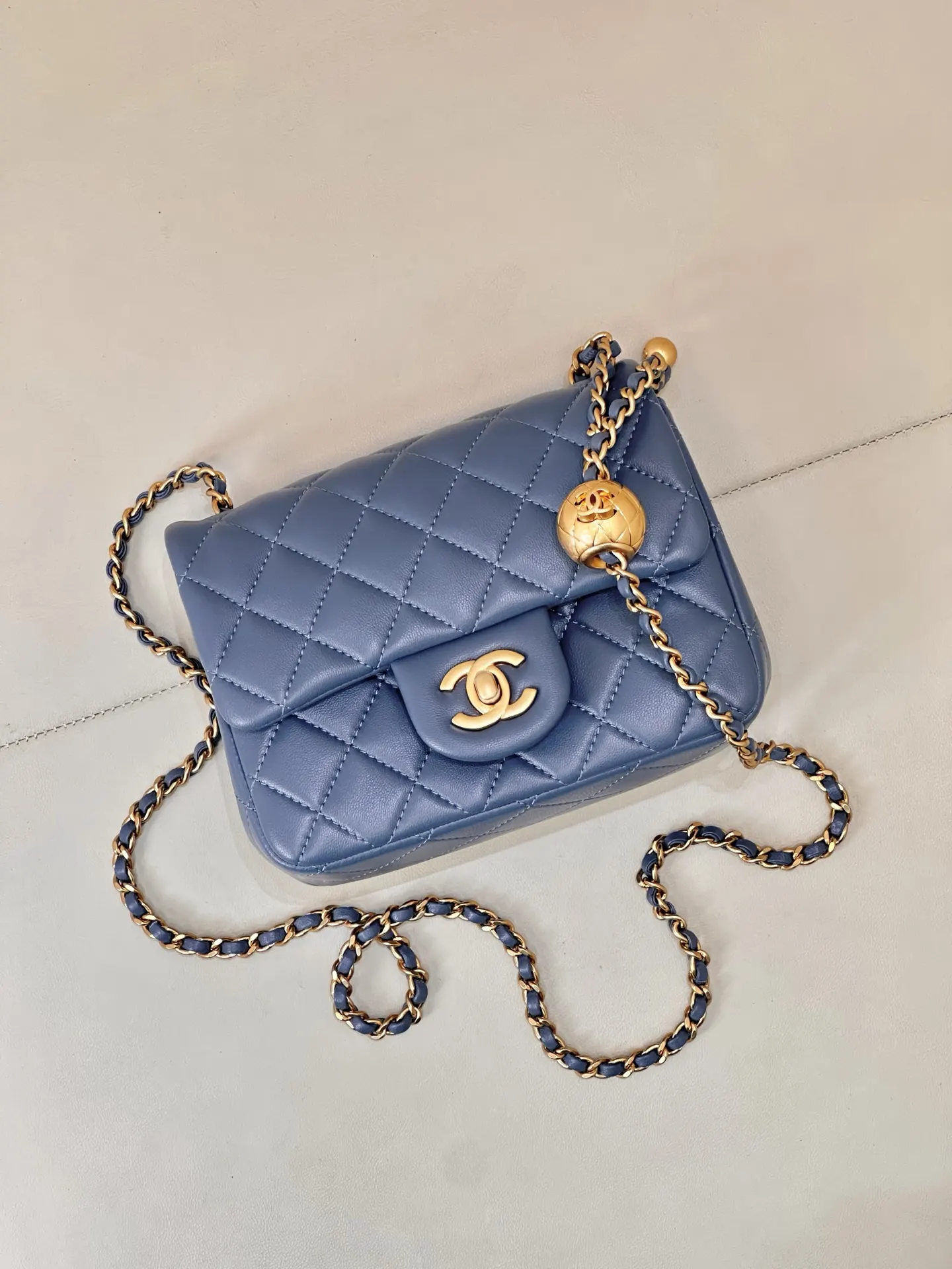 CHANEL 蓝色牛皮迷你链条包 单肩斜挎款