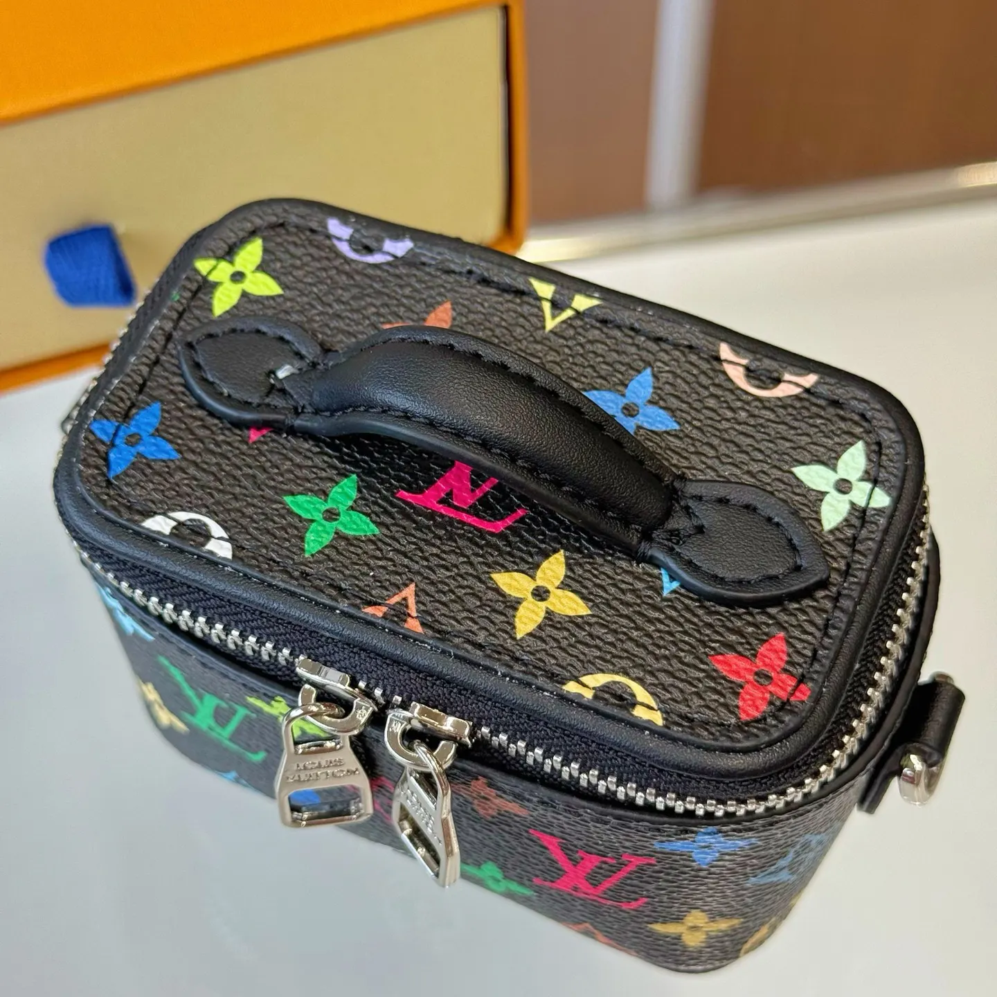 LV 帆布 色 供应 迷你microvanity 鏈條包 精致鏈條款