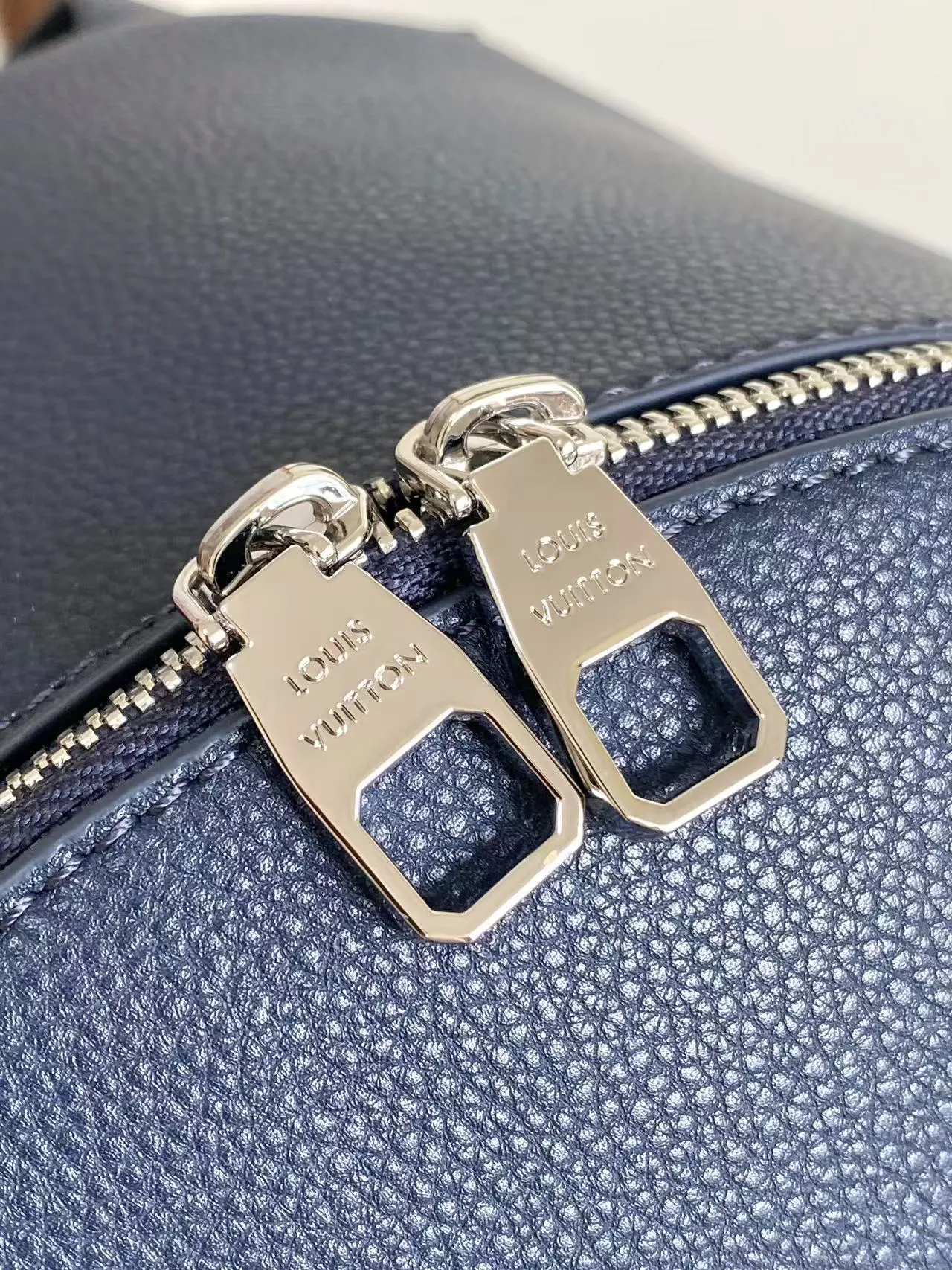 LV Discovery 藍色 雙肩包(數字6) LV Discovery 藍色 雙肩包(數字6)