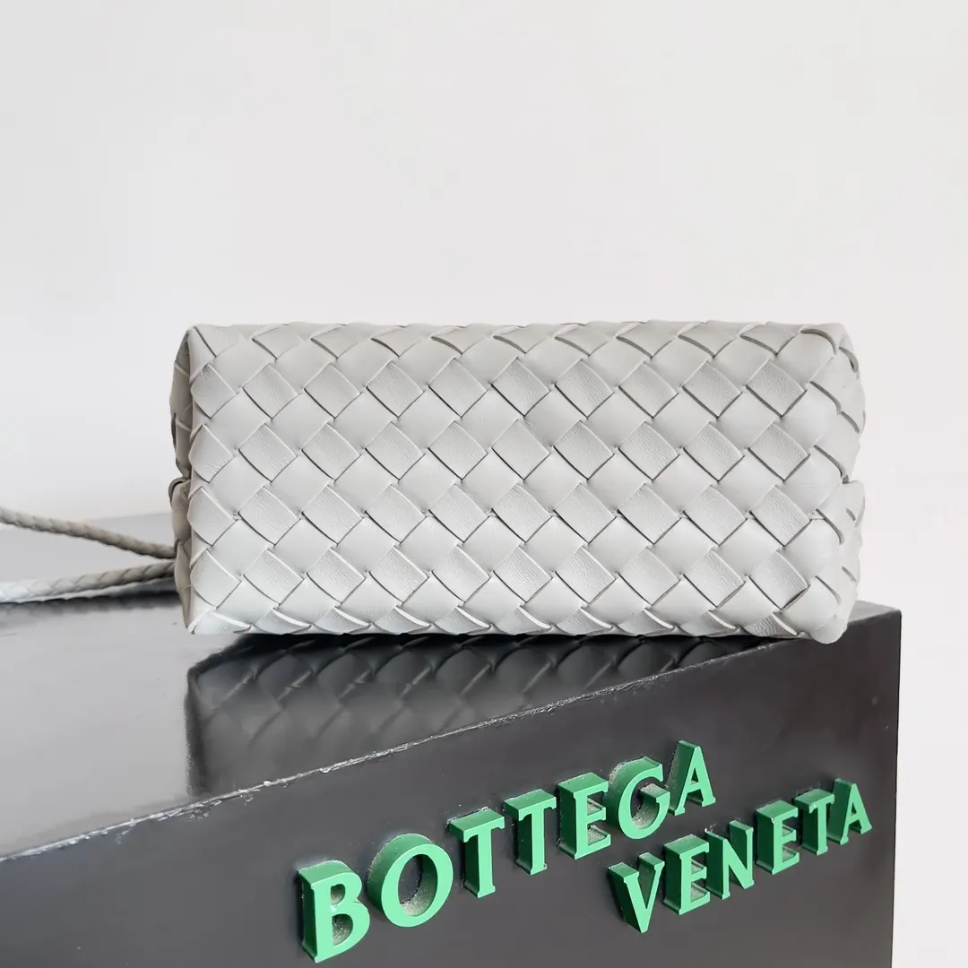 Bottega Veneta Andiamo 白色 编织手提包 精选款