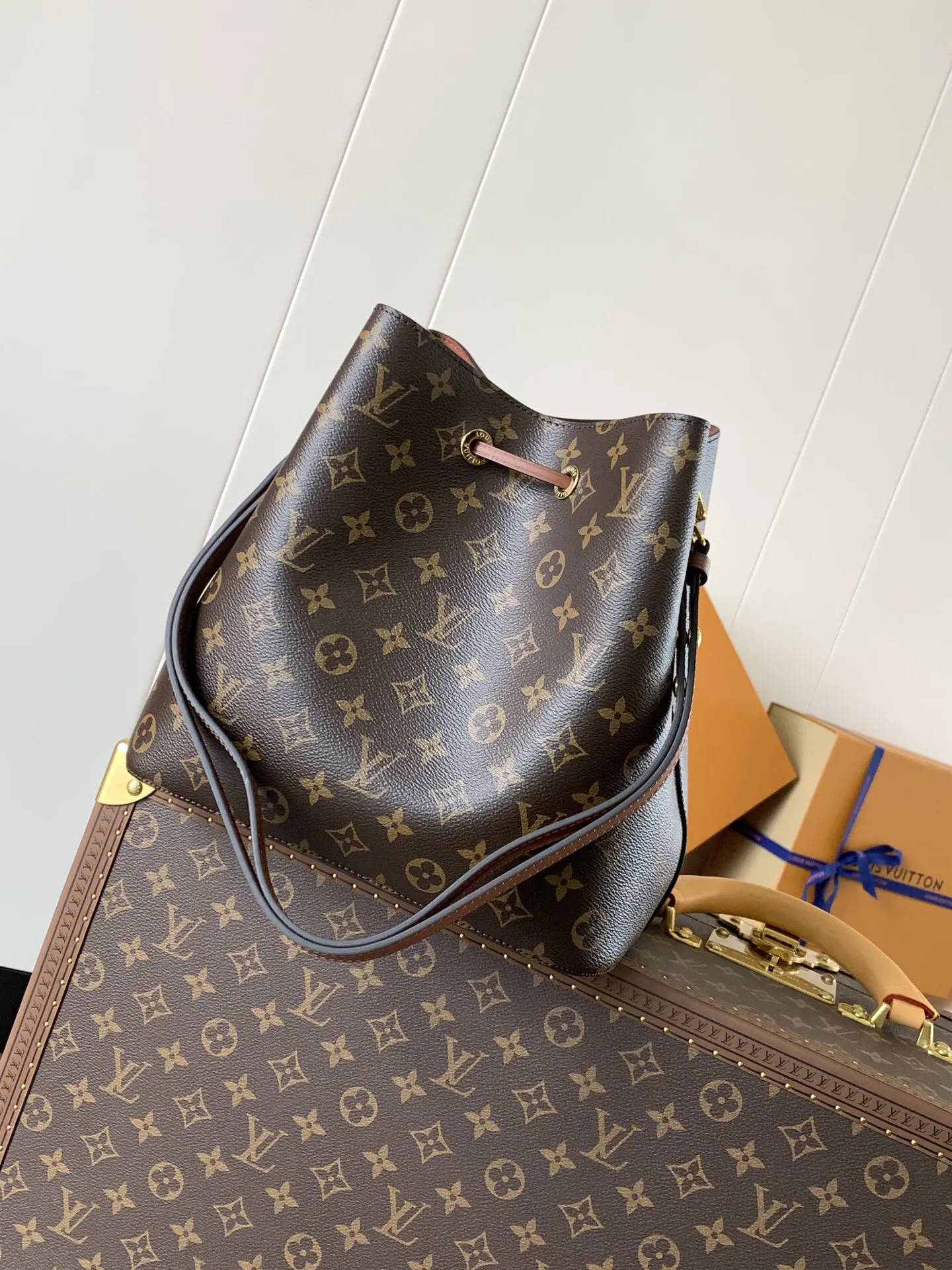 LV 牛皮 Mo涂层帆布一光滑牛皮饰边一超细纤维内 水桶包 休閒水桶款
