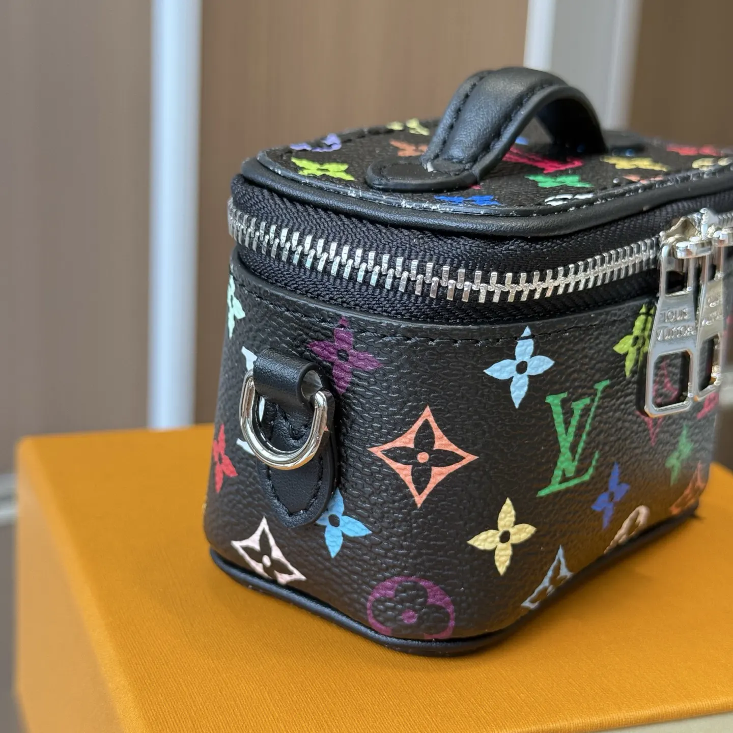 LV 帆布 色 供应 迷你microvanity 鏈條包 精致鏈條款(數字11) LV 帆布 色 供应 迷你microvanity 鏈條包 精致鏈條款(數字11)