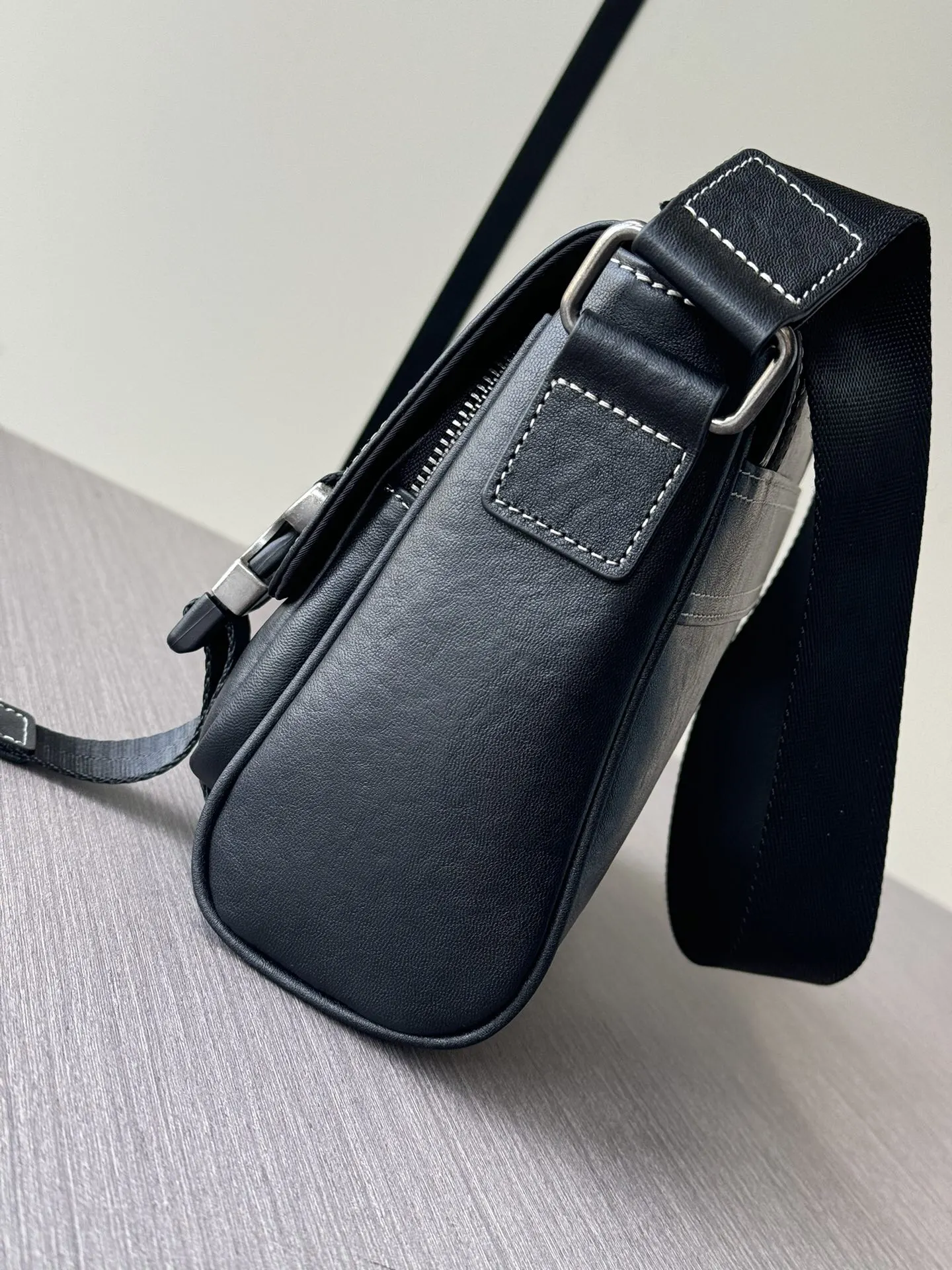 Prada 黑色 牛皮 Logo 斜挎包