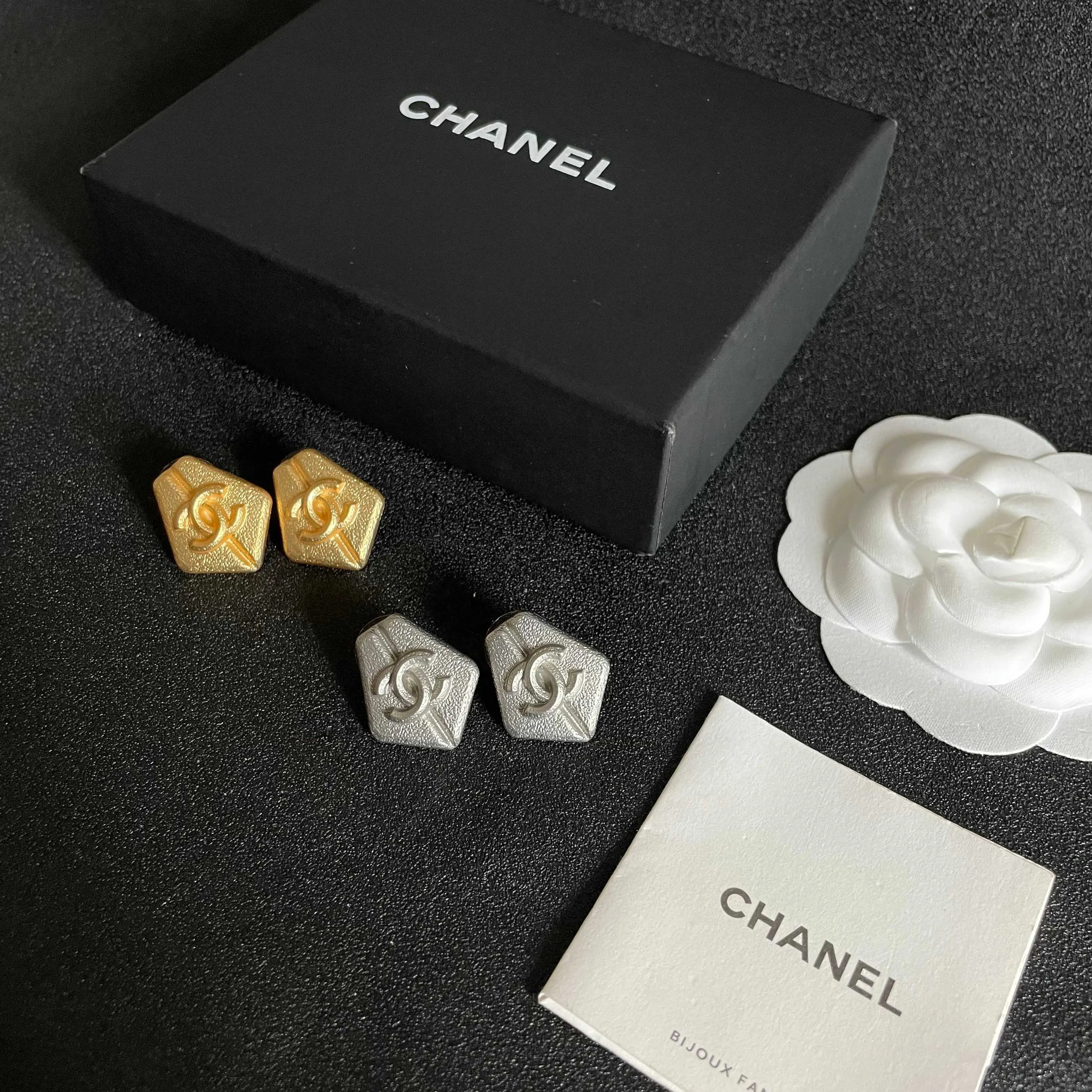Chanel 双C 耳钉 小巧点缀 耳饰
