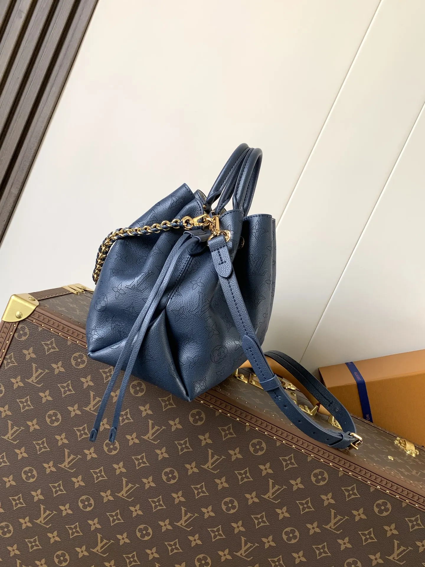 蓝色 牛皮 充裕构型方便收纳平和其他日常所需 斜挎 肩背或手提 托特包 大容量托特款