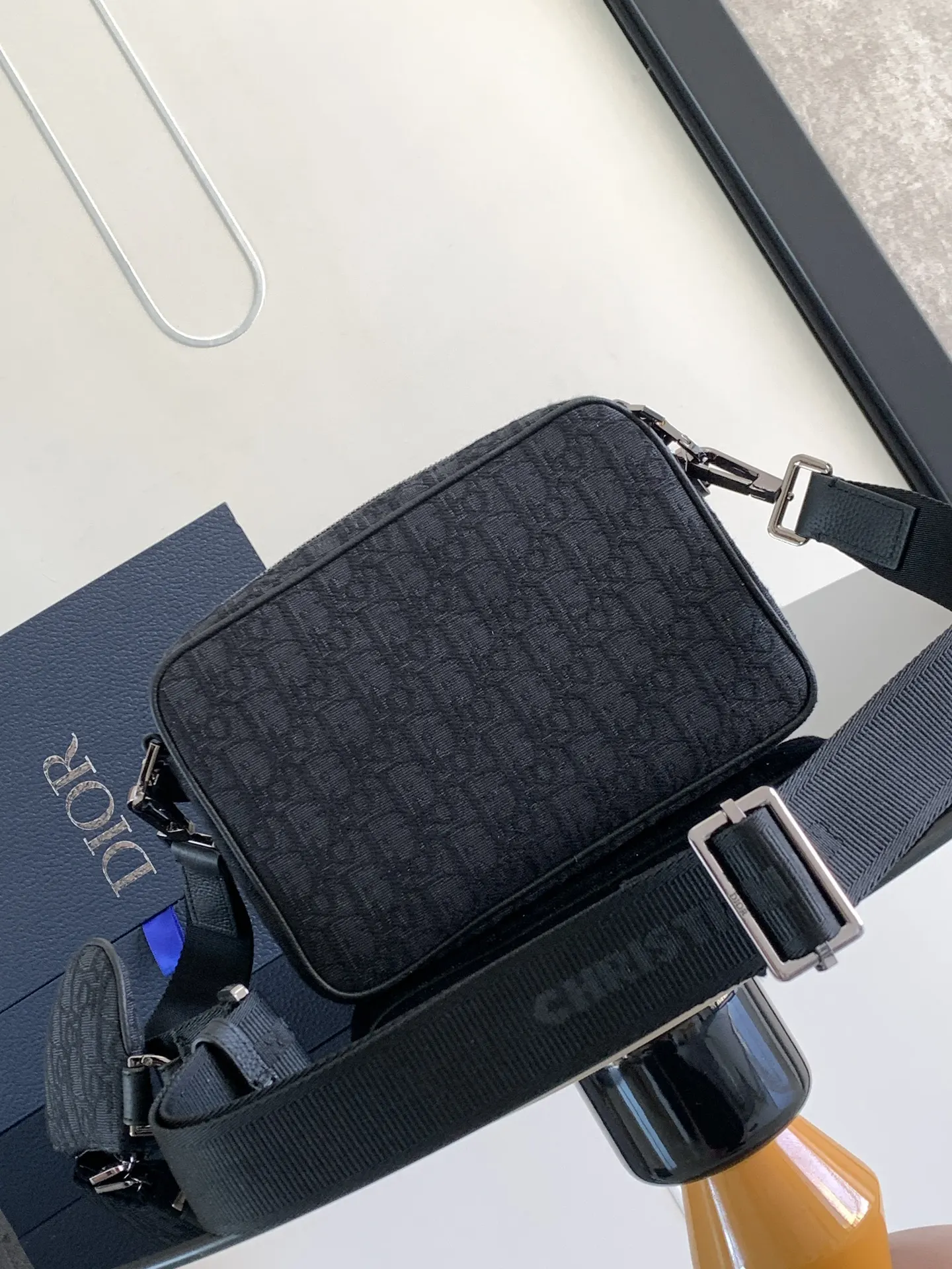 黑色 尼龍 三合一款式 设有一个拉链包 突显正面的马鞍手拿包和 精致手拿款
