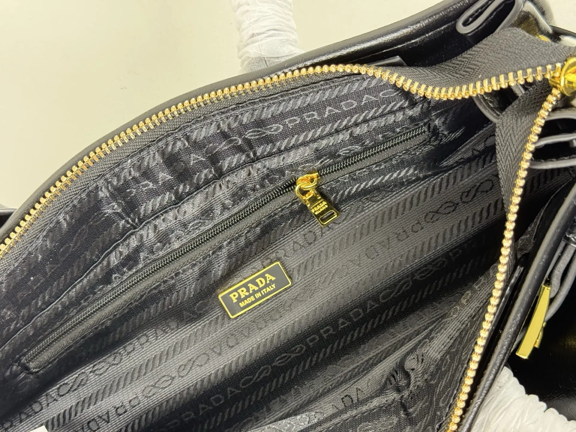 Prada 黑色 三角标 手提包