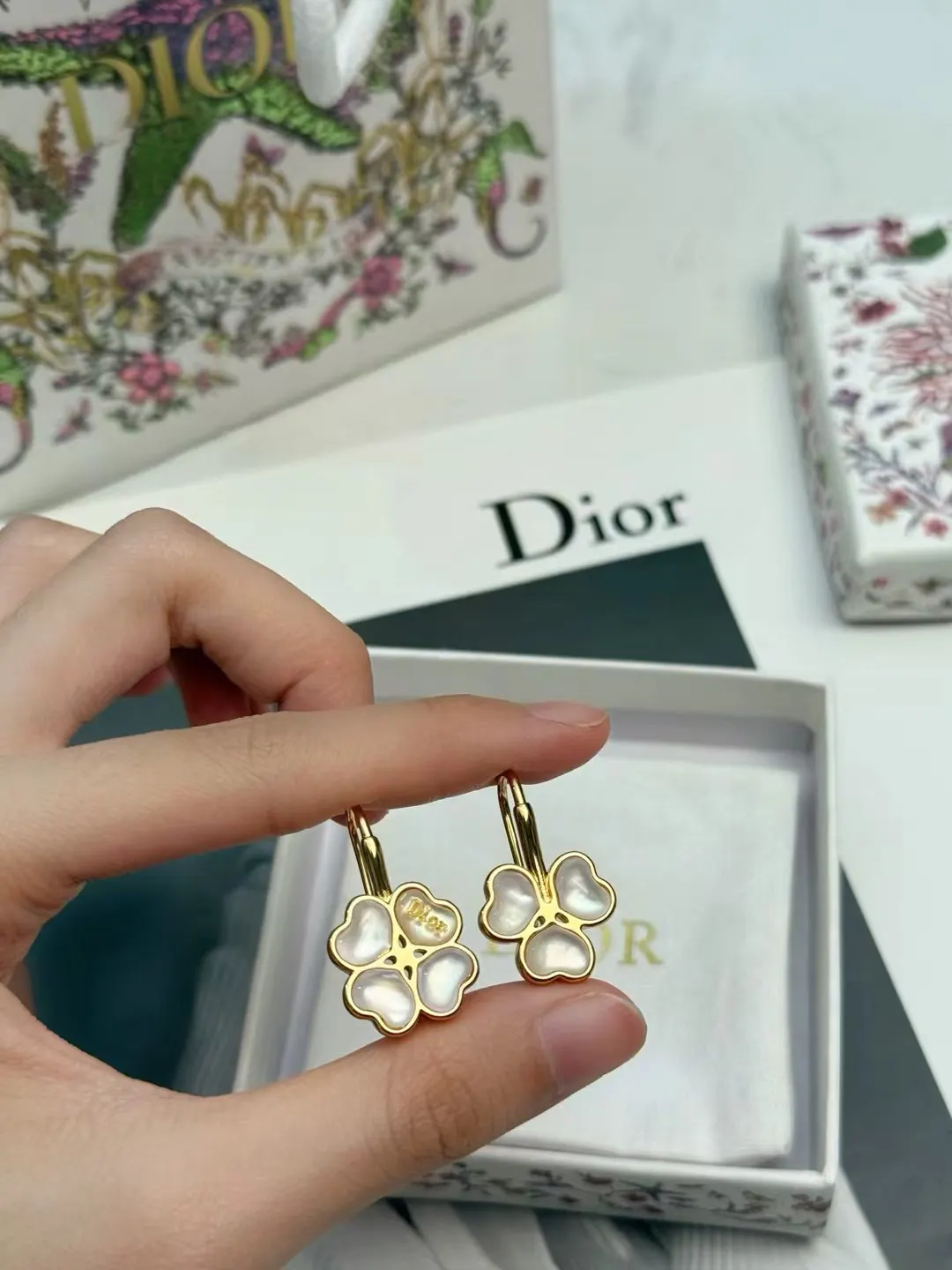 Dior 金色花朵耳环 礼盒