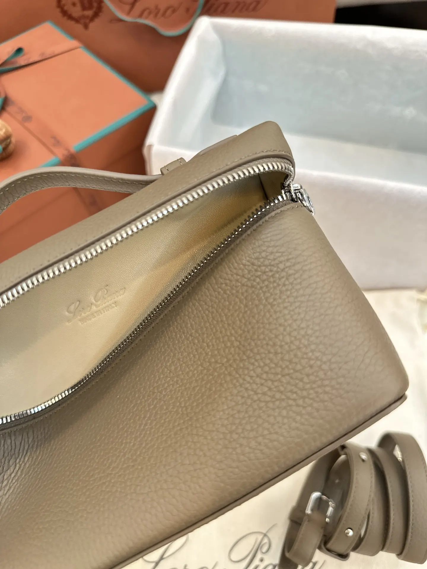 小牛皮 Loro Piana Extra Poket 手拿包 精致手拿款
