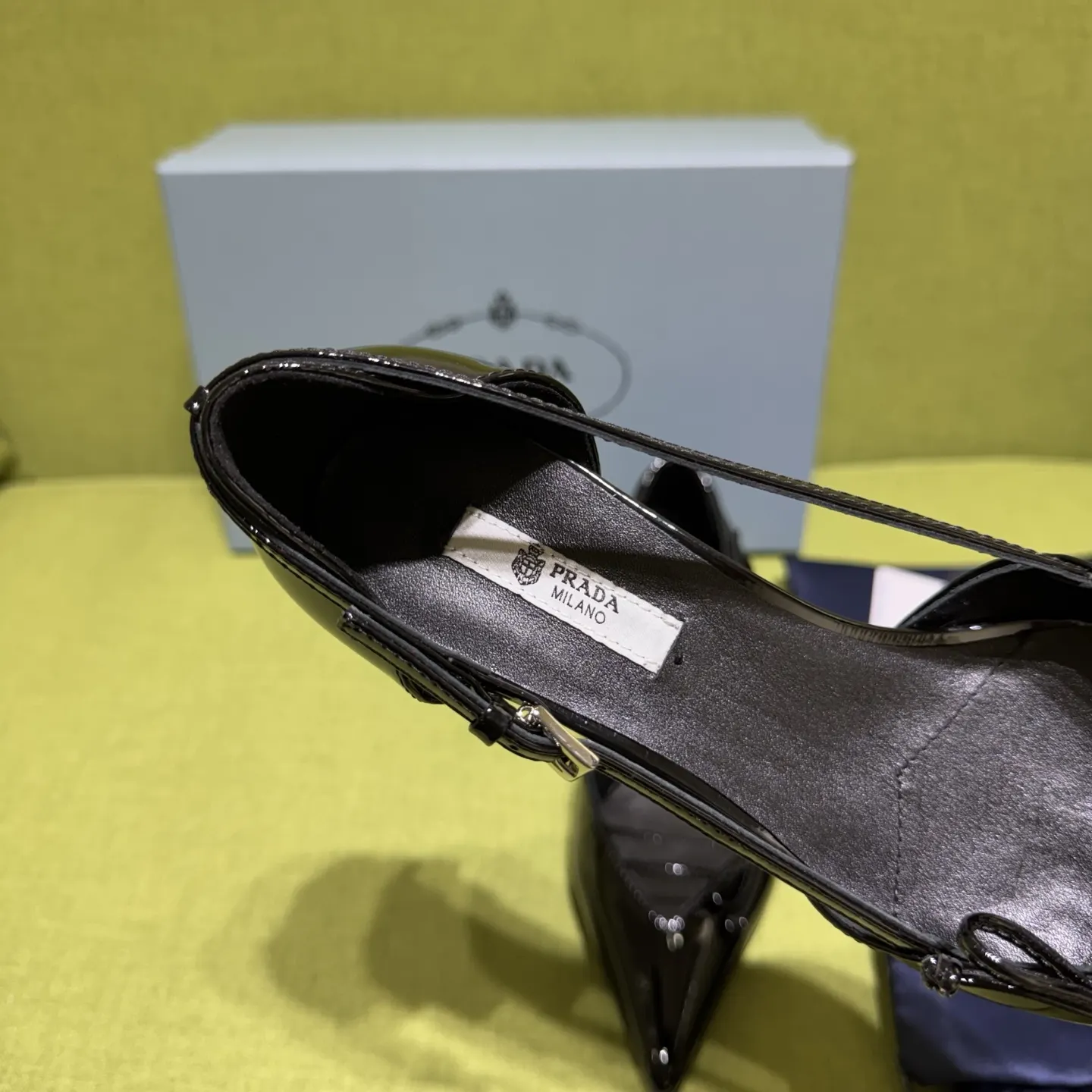 PRADA 羊皮 漆皮 字母 休闲鞋 舒适百搭款