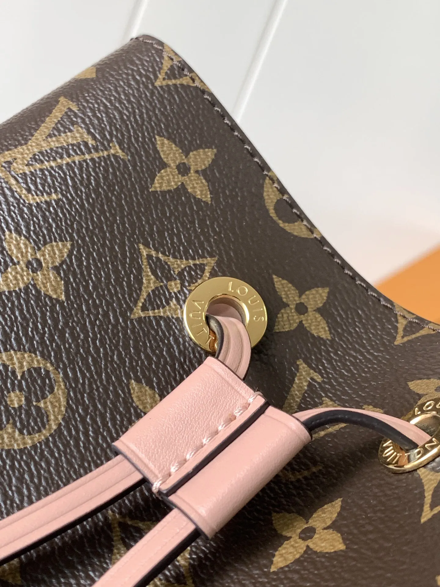 LV 牛皮 Monogram 涂层帆布一光滑牛皮饰边一超细纤维内 水桶包 休闲水桶款