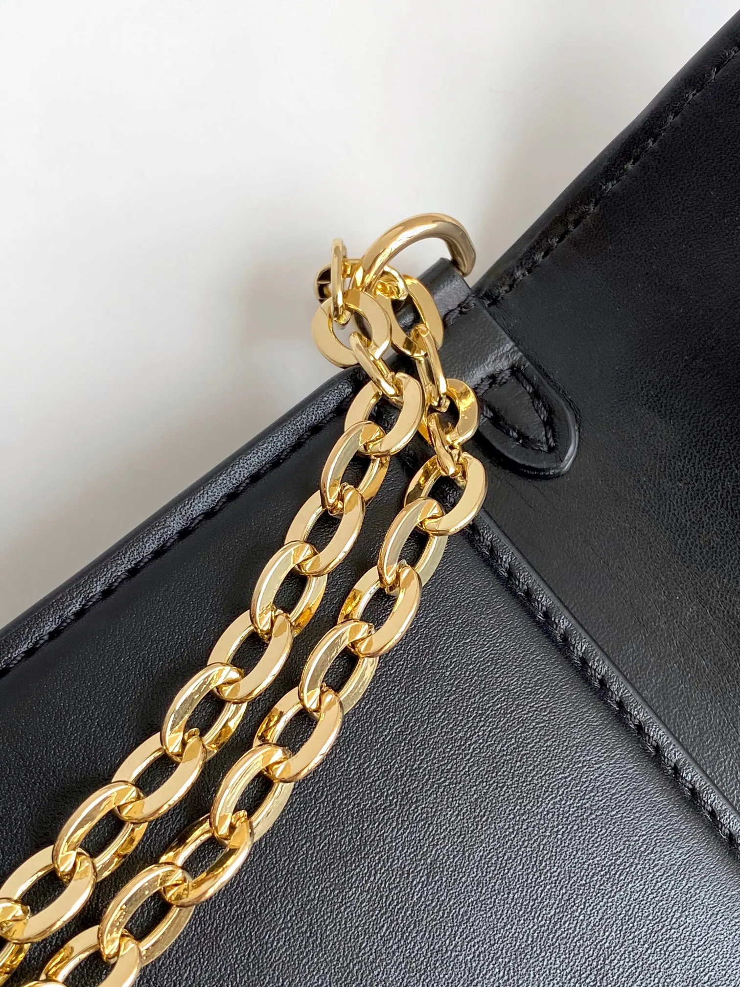 LV 黑色 杏色 牛皮 灵感源自品牌經典 Mo图案的装饰点缀其 鏈條包 精致鏈條款