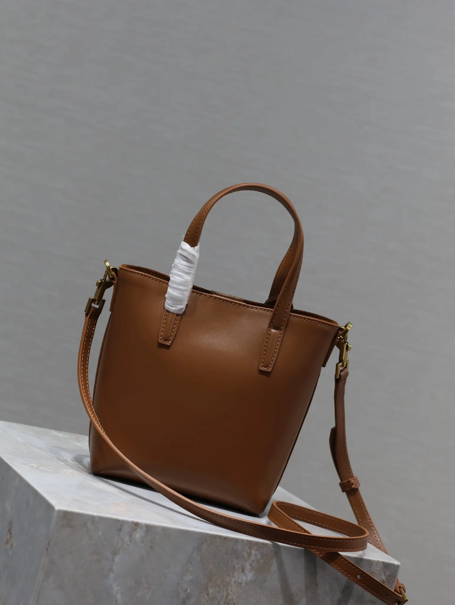 YSL 牛皮 包内无多余隔层 可以更加个性化的收納物品 托特包 大容量托特款