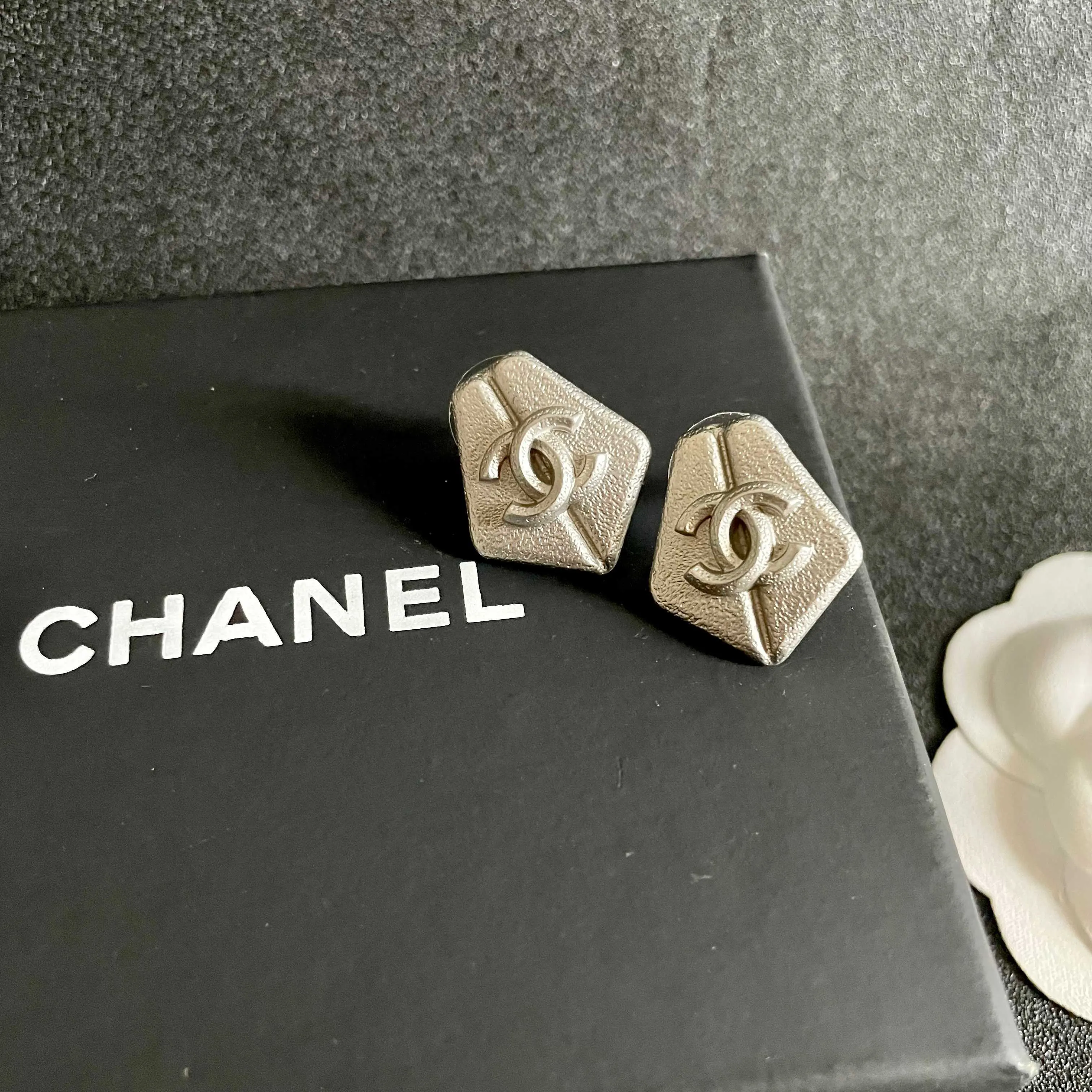 Chanel 双C 耳钉 小巧点缀 耳饰