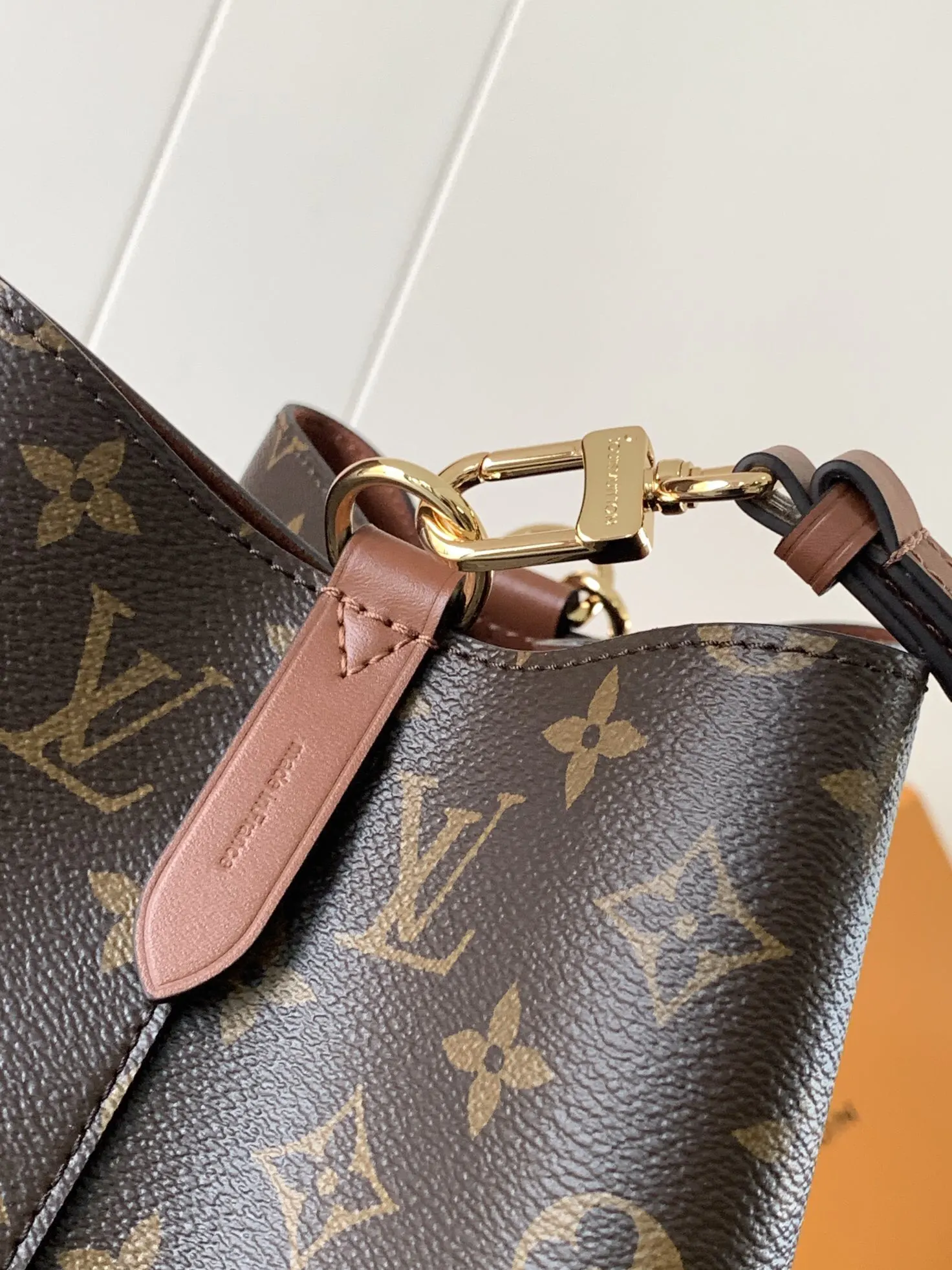 LV 牛皮 Mo涂层帆布一光滑牛皮饰边一超细纤维内 水桶包 休閒水桶款