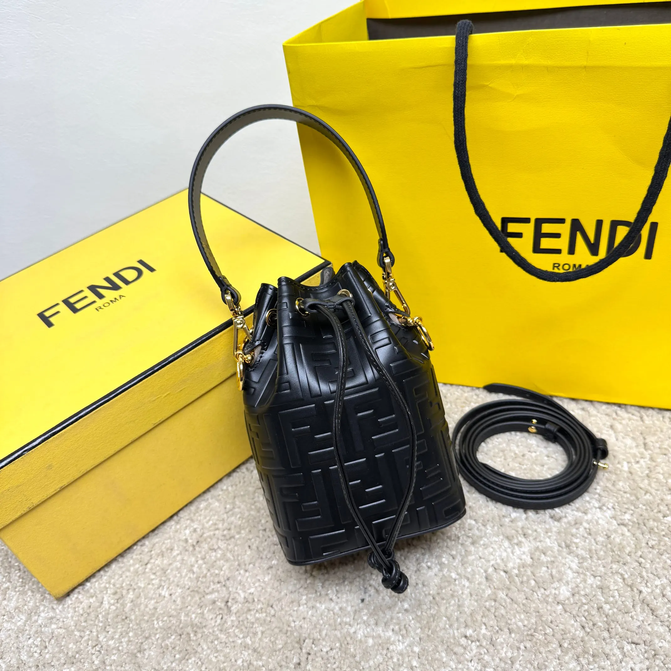 黑色 芬家最新得力作品 当中復古FF字母凸纹印花标 水桶包 休閒水桶款
