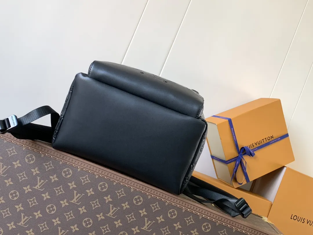 LV 黑色 小牛皮 黑压 本款赛车背包散发出运动时 双肩包 实用双肩款