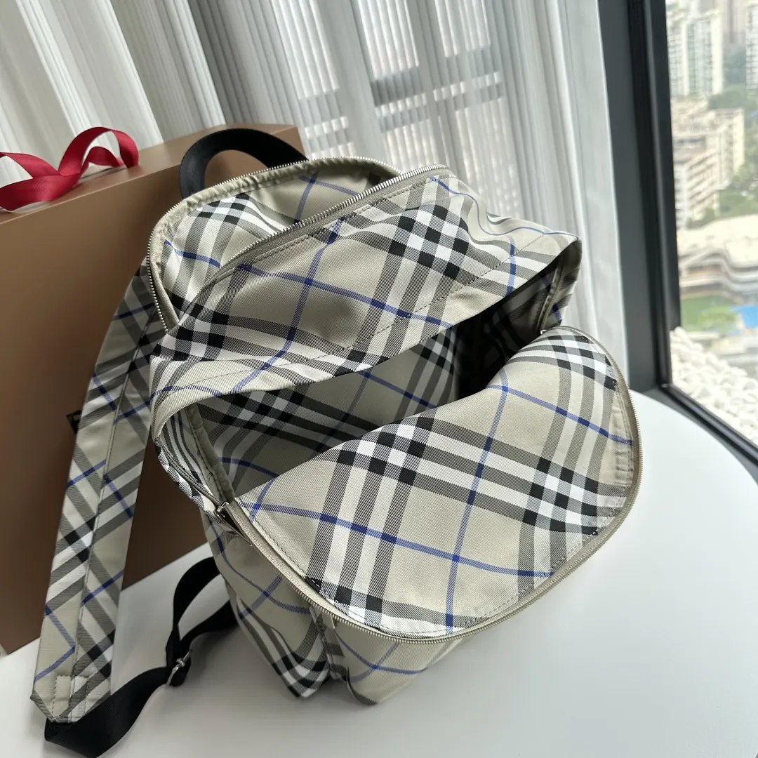 Burberry 来自 經典之作系列 以鲜明品牌风格诠释衣橱必备款式 雙肩包 实用雙肩款(數字9) Burberry 来自 經典之作系列 以鲜明品牌风格诠释衣橱必备款式 雙肩包 实用雙肩款(數字9)