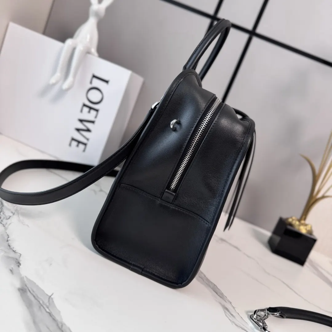 Loewe 牛皮 斜挎包 轻便斜挎款
