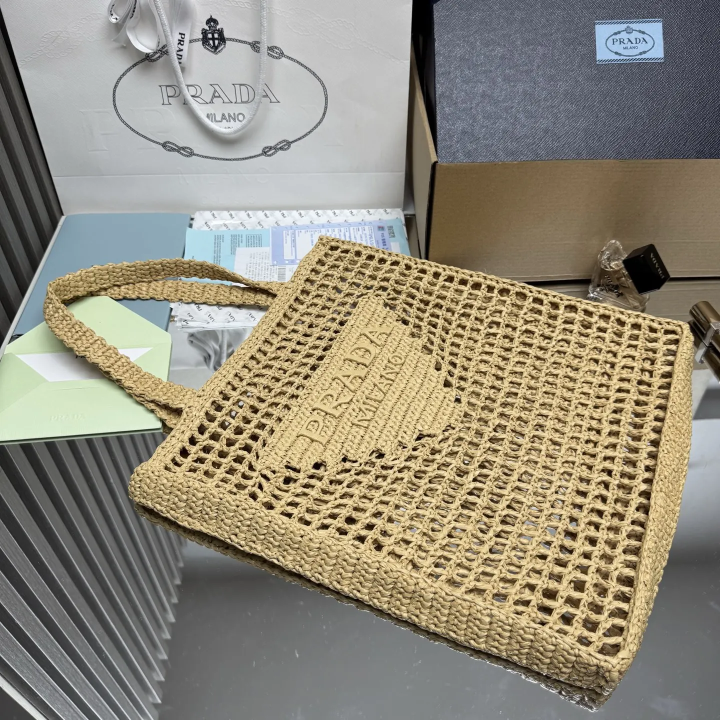 标志性的家三角形徽标焕新重释 装点包身正面 中心处饰 托特包 大容量托特款