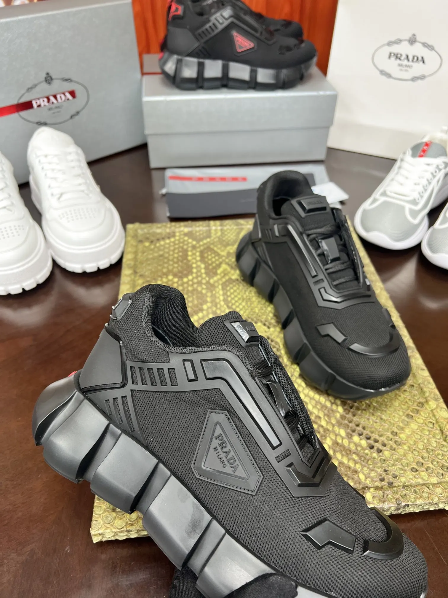 Prada 牛皮 休闲鞋 舒适