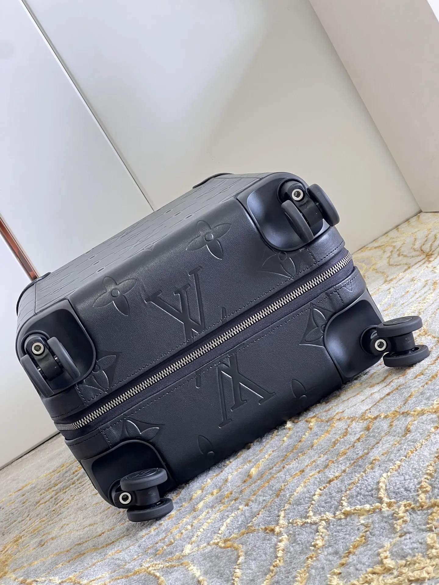 LV 黑色 帆布 从来都是想如何拥有 而不是压制自己的喜欢 行李箱 旅行拉杆款 轻便出行款