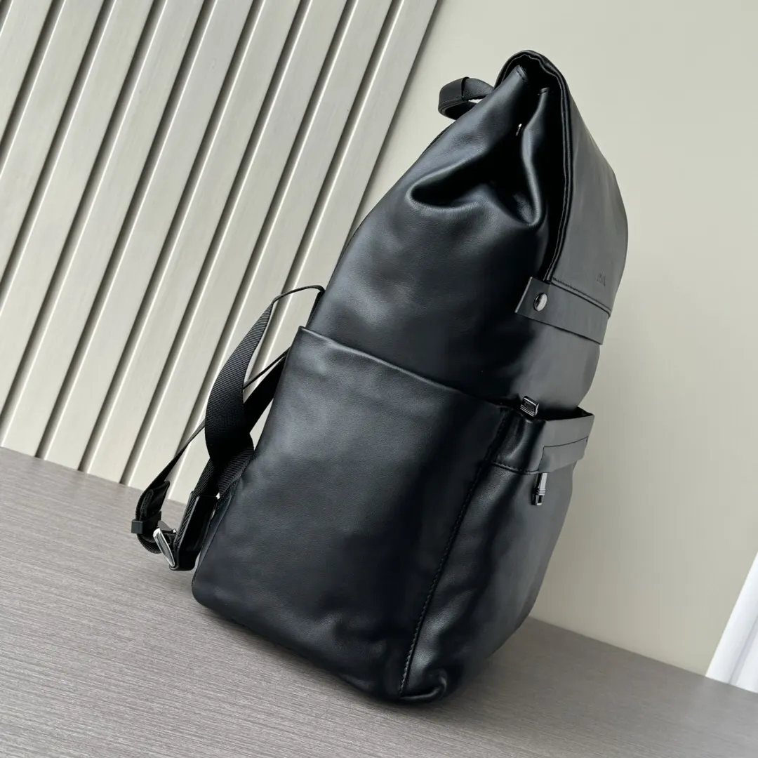 PRADA 黑色 牛皮 Logo 双肩背包 轻便实用款