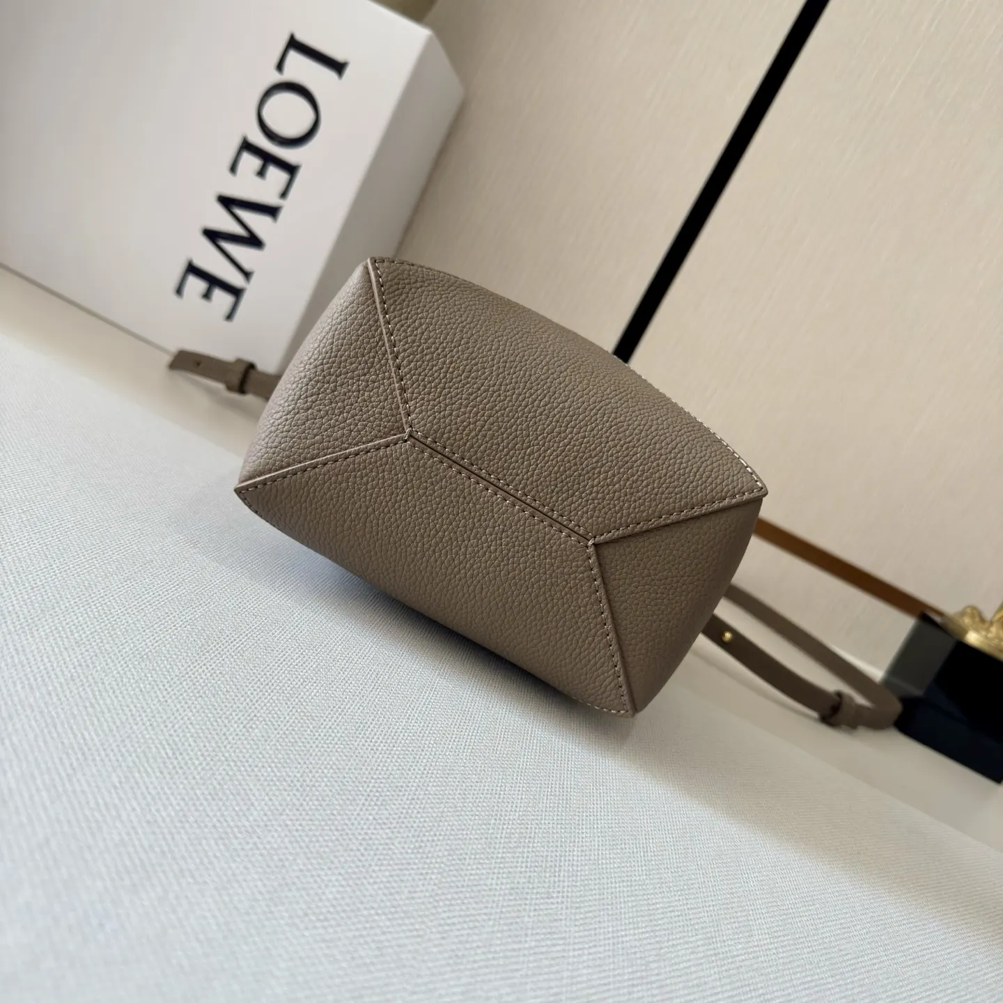 Loewe Puzzle 牛皮 斜背包 輕便斜挎款