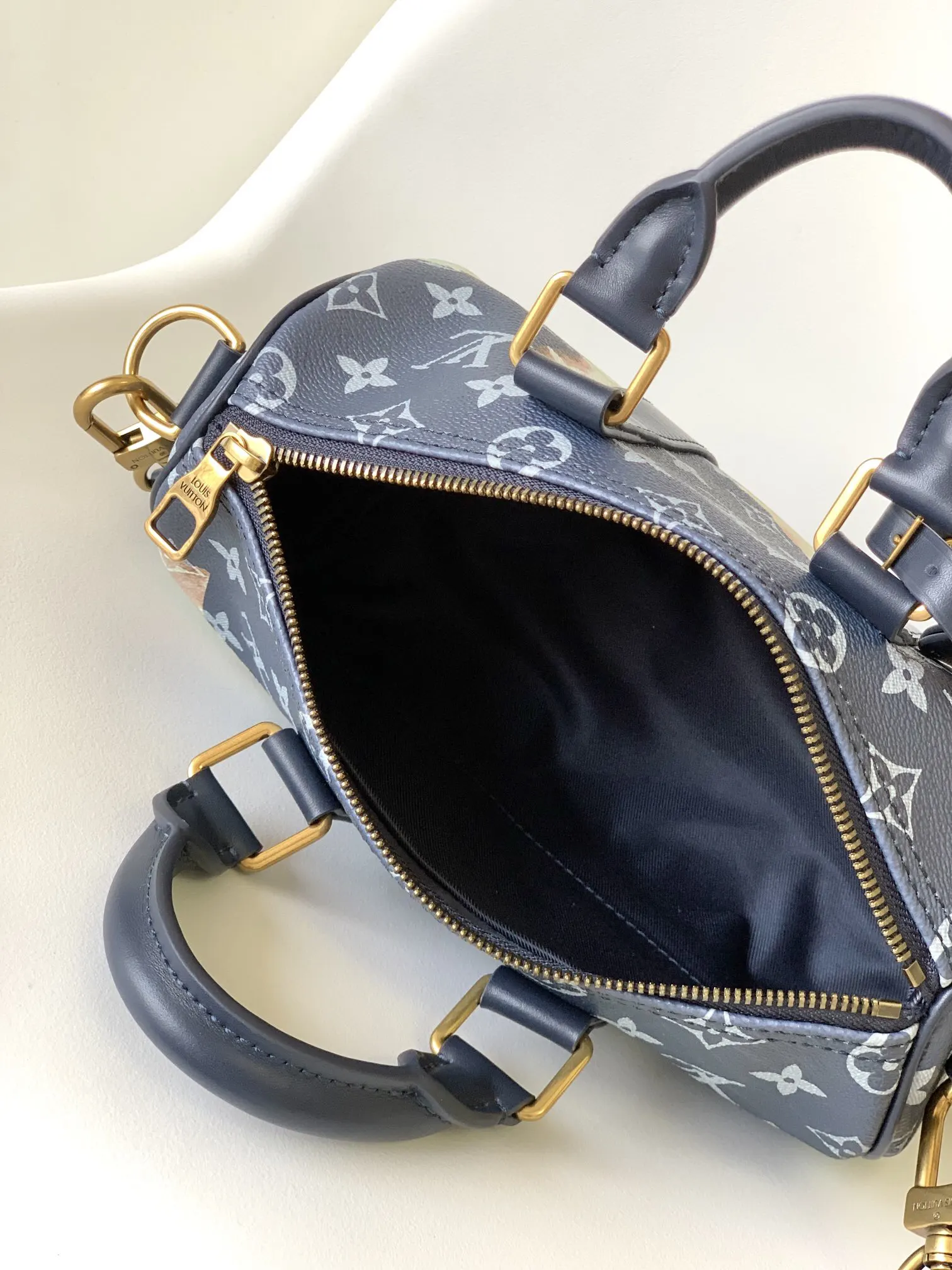 LV Keepall blue, handbag Image 9