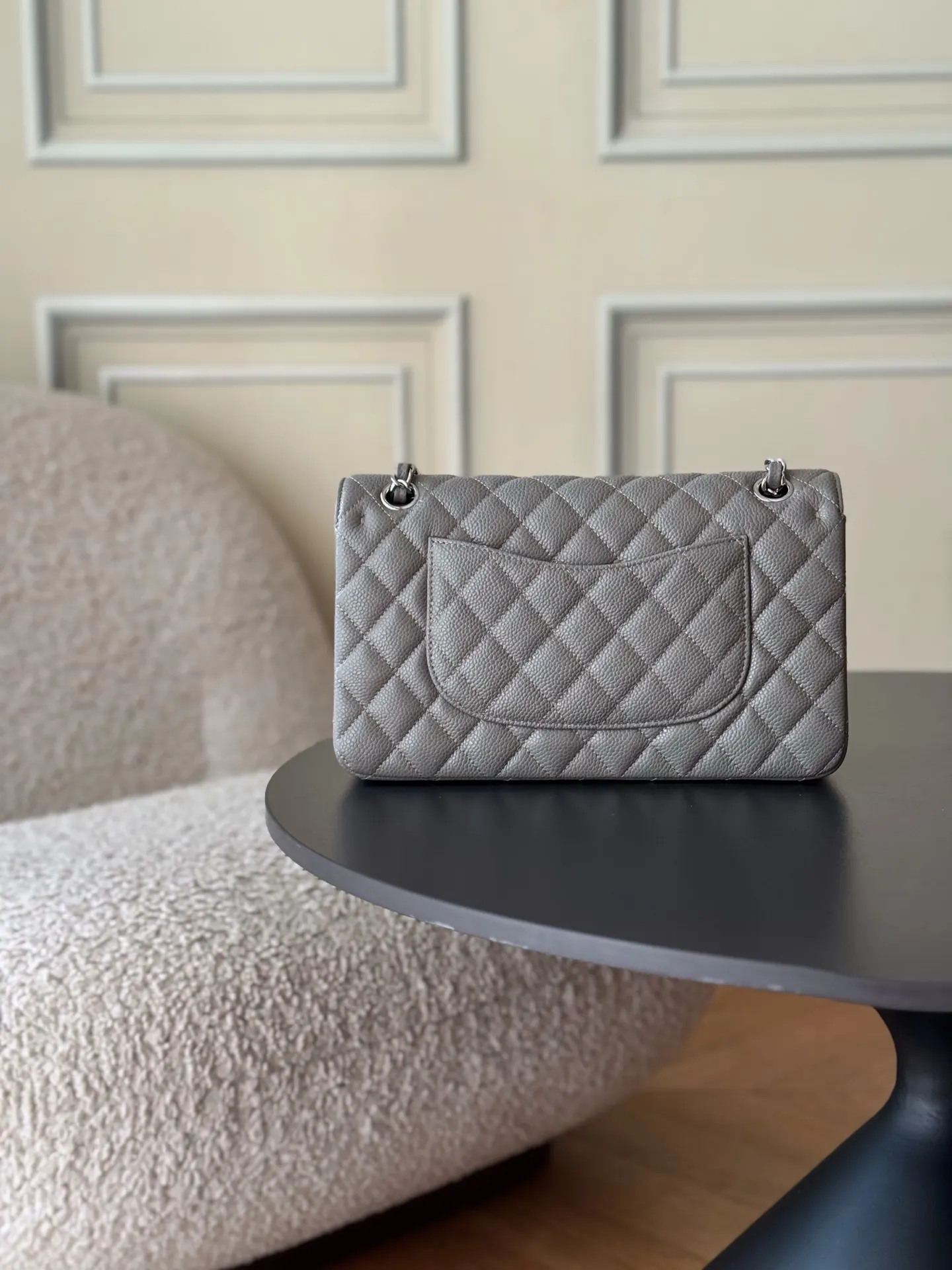 Chanel 灰色鱼子酱牛皮翻盖链条包 金扣