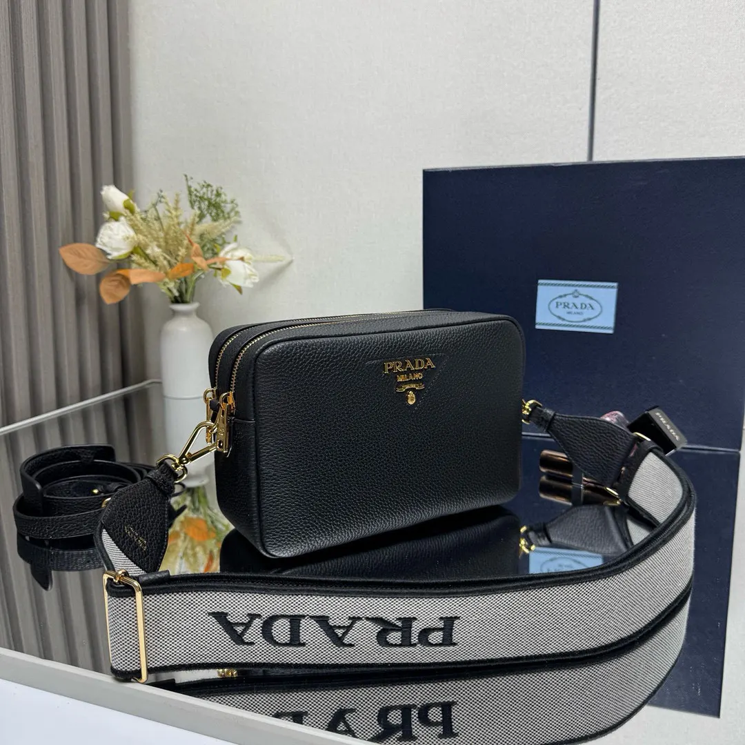 PRADA 牛皮 字母 Logo 双肩背包 轻便实用款