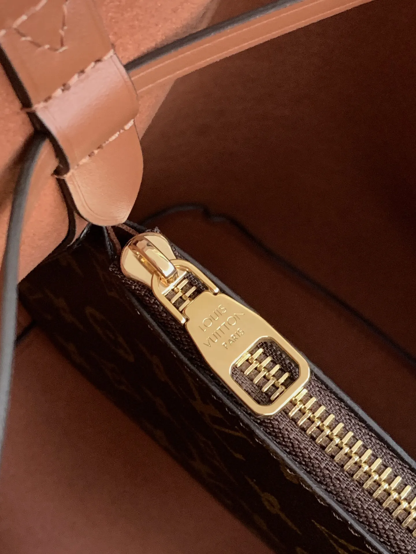 LV 牛皮 Mo涂层帆布一光滑牛皮饰边一超细纤维内 水桶包 休閒水桶款