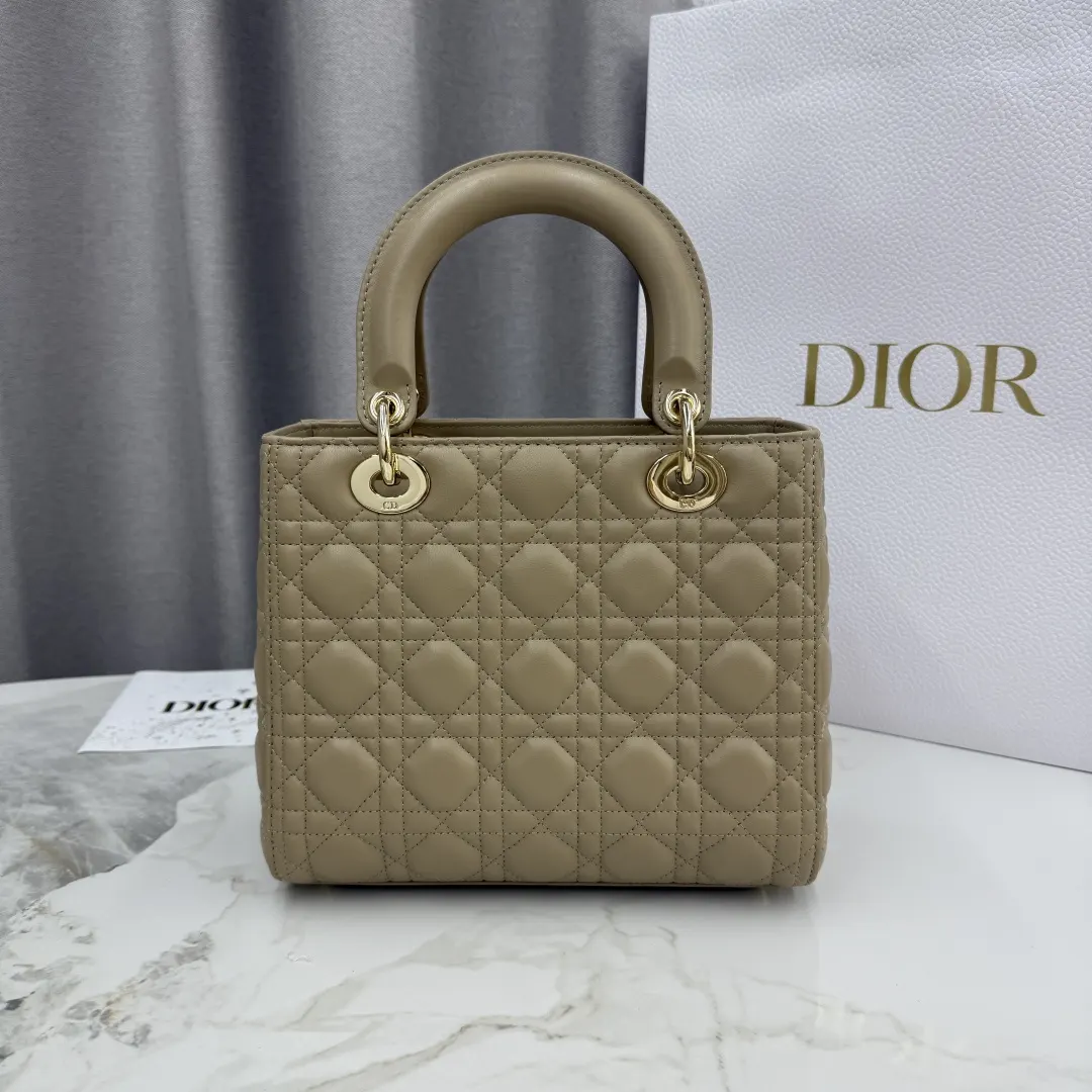 Dior Lady Dior Lady 黄色羊皮卡夹 标签细节