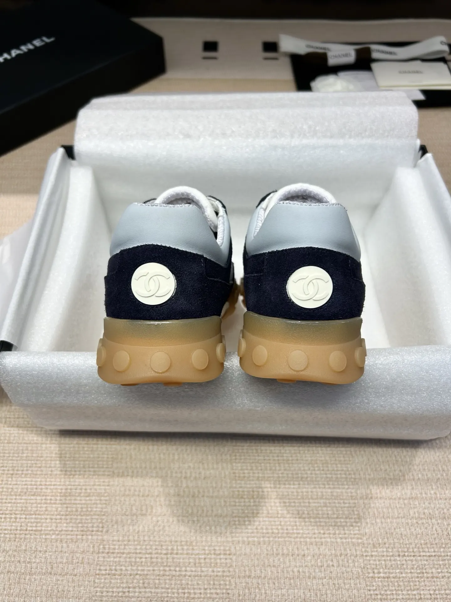 Chanel 黑白拼色羊皮休闲鞋 双C低帮