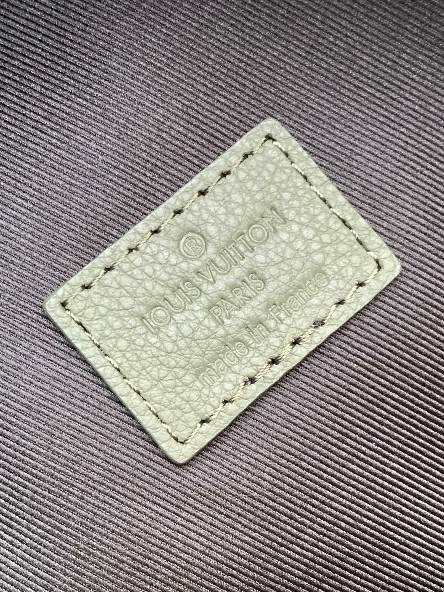 綠色 牛皮 外袋便于取放随行物品 内袋实现有序收納 雙肩包 实用雙肩款