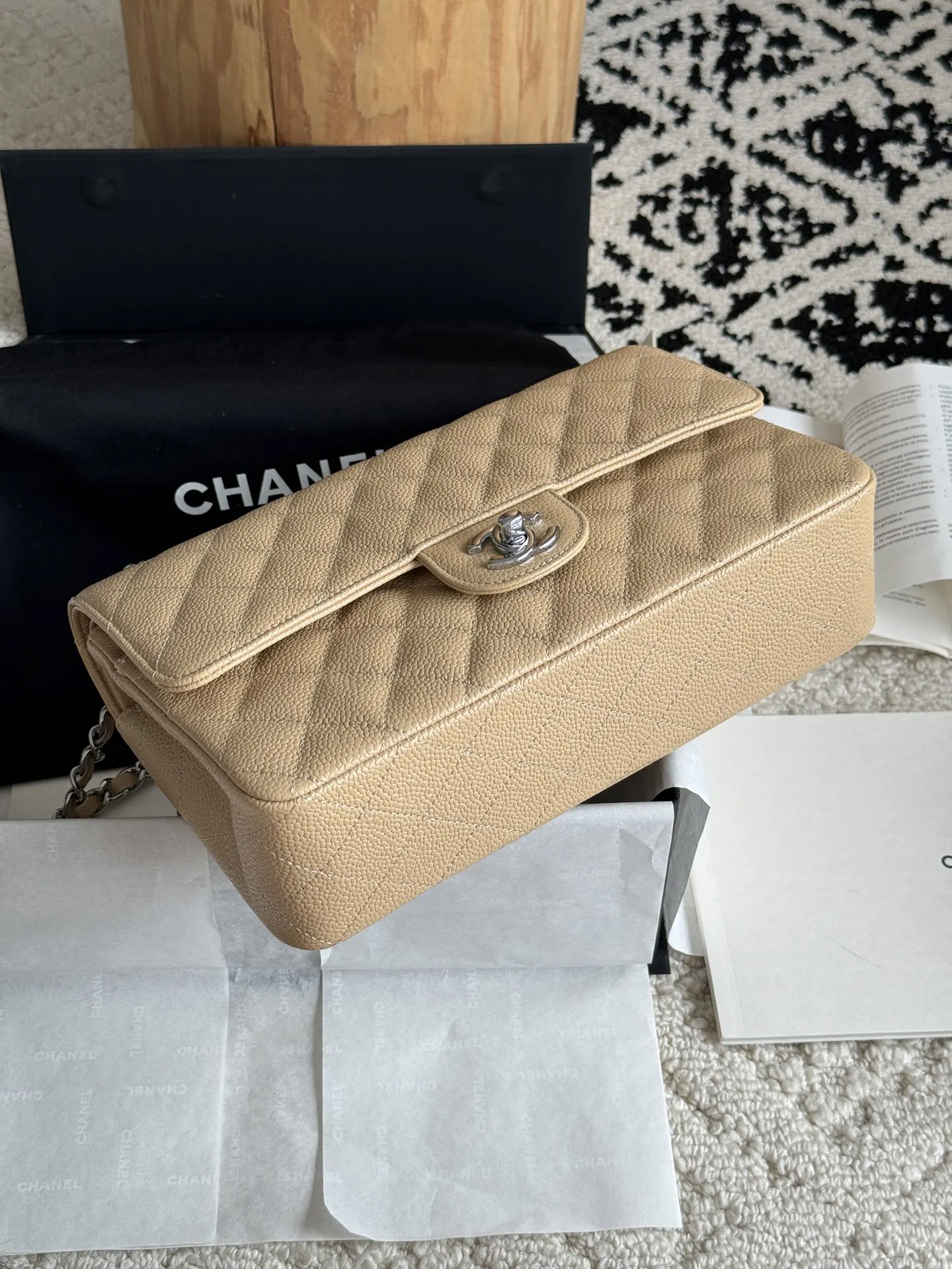 Chanel 米色荔枝纹牛皮翻盖链条包