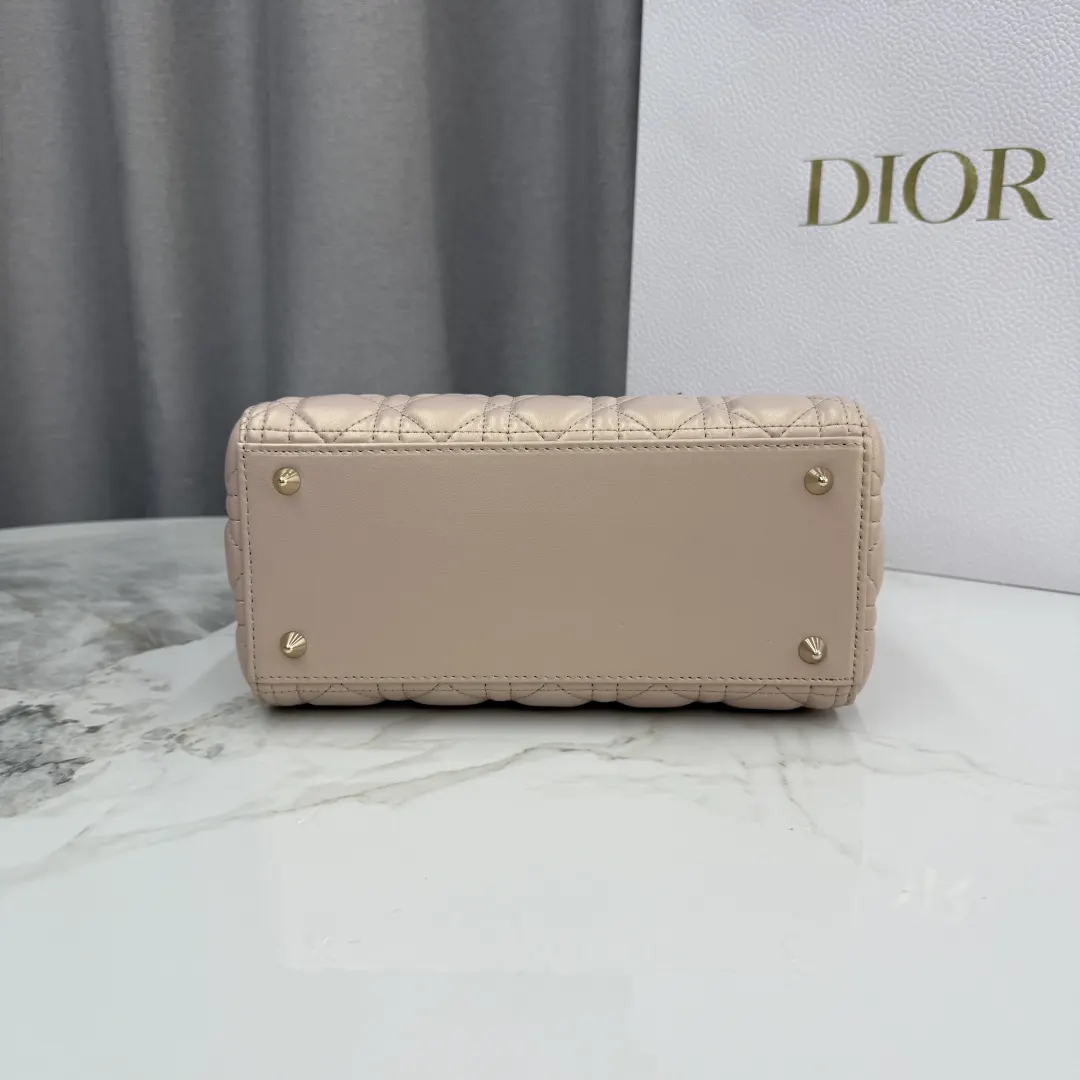 Dior Lady Dior 粉色羊皮卡夹 标签细节款
