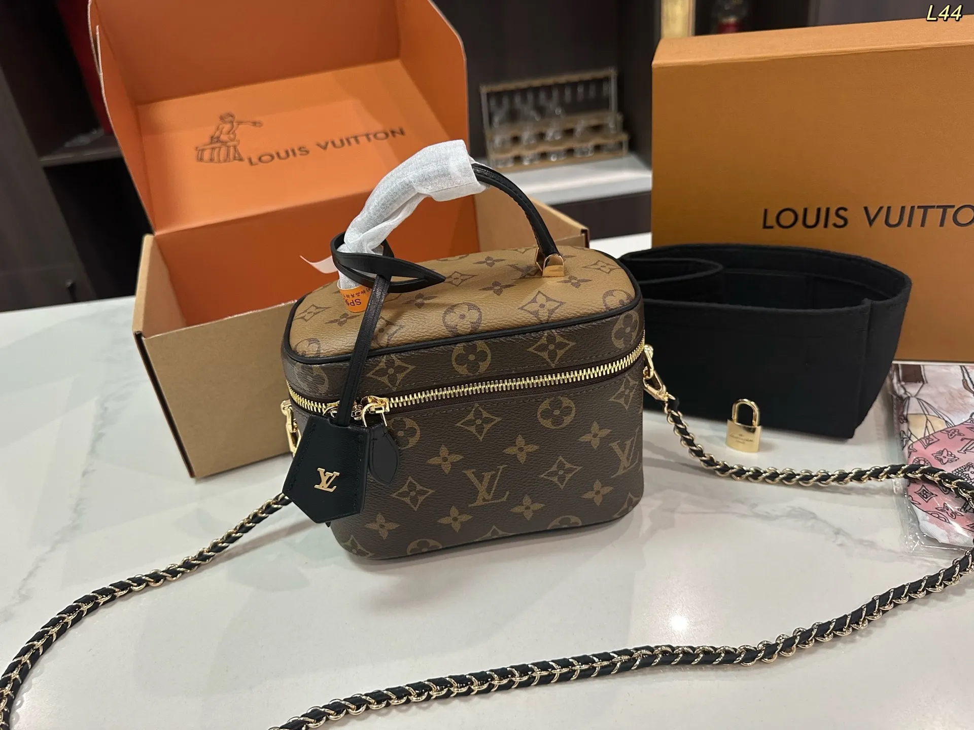 LV 拼色 无论手拎 單肩还是斜挎都很棒 是精致时髦的百搭款 简 斜背包 輕便斜挎款