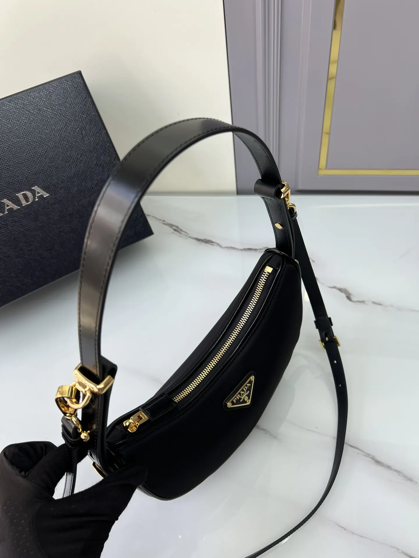 Prada 尼龙 牛皮 羊皮 双肩背包 轻便实用