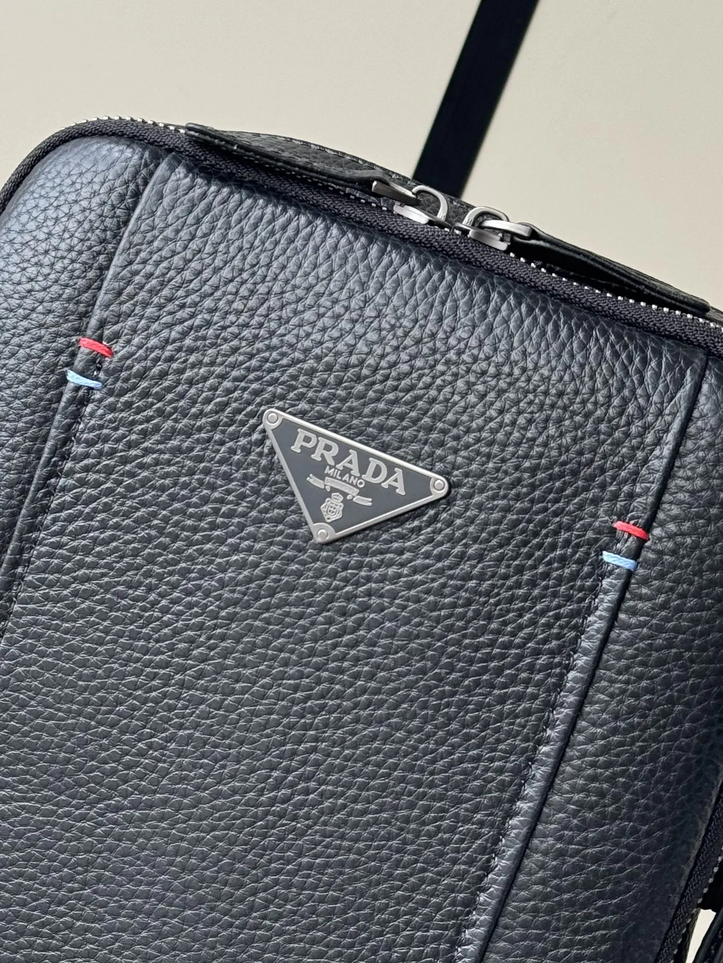 PRADA 黑色 牛皮 Logo 斜挎包 日常通勤款