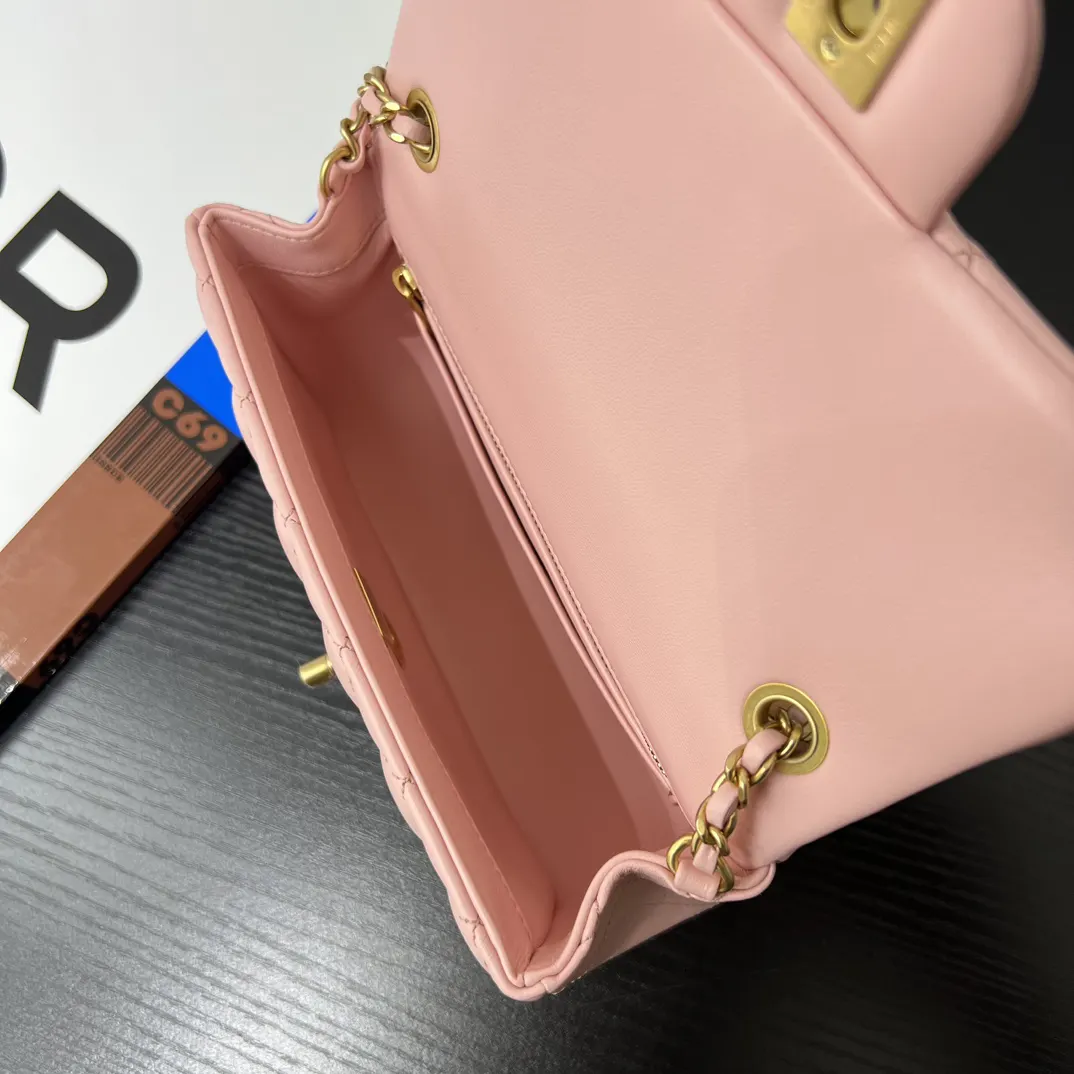 CHANEL 粉色小羊皮菱格链条包 迷你款